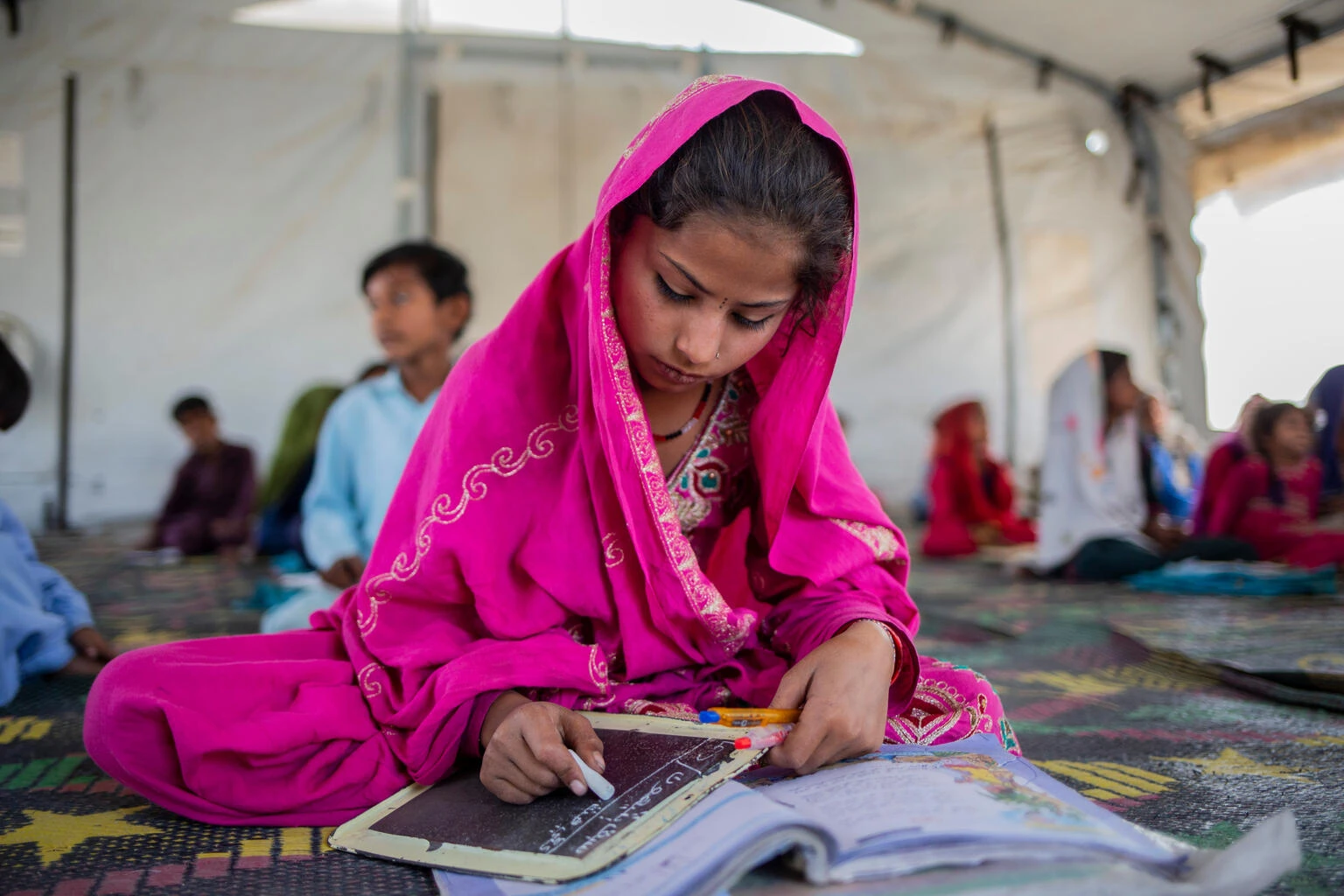 © UNICEF/UNI535310/Bashir Blurred image background