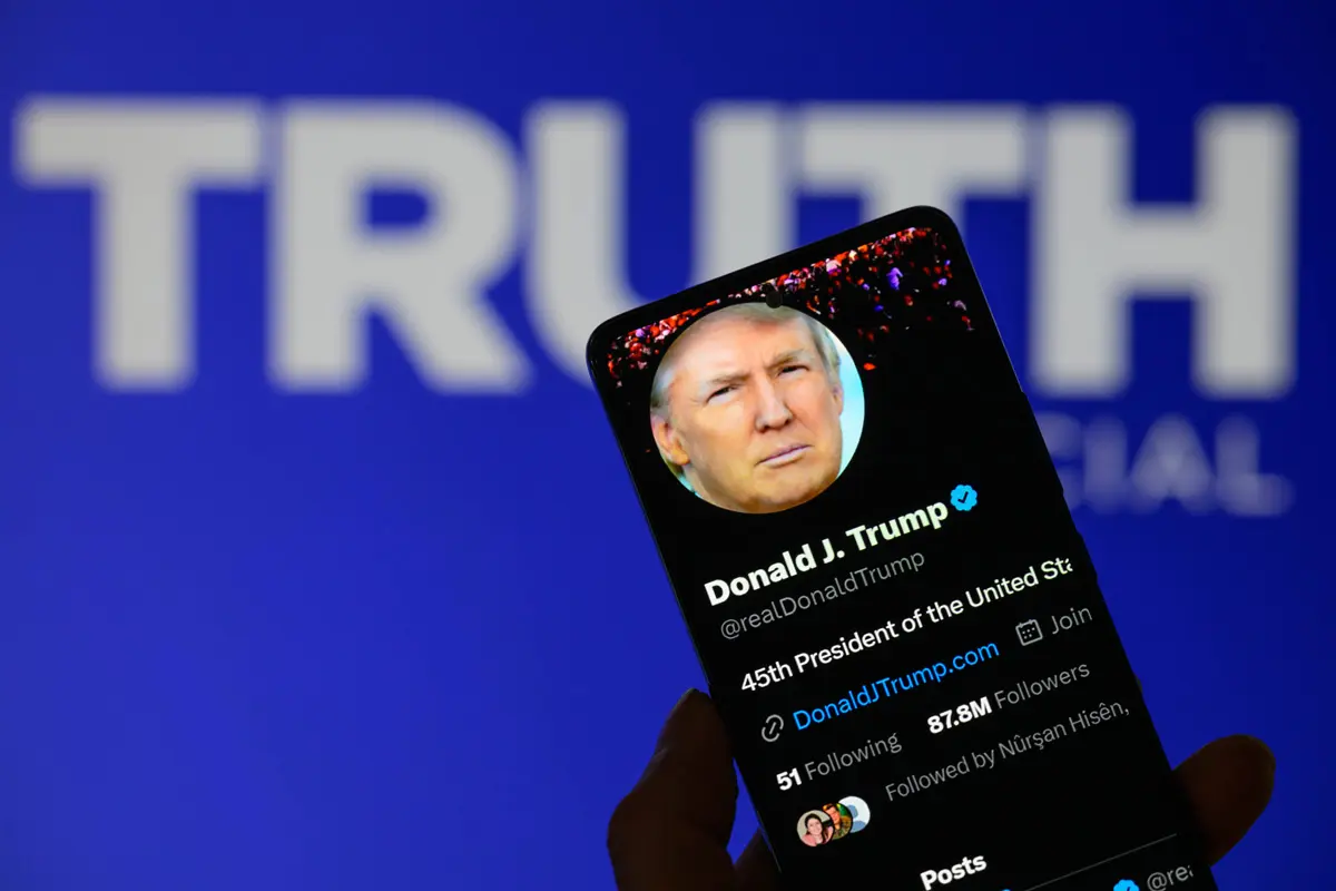 © IMAGO / Sipa USA Donald Trumps Account auf X wird auf einem Smartphone gezeigt.