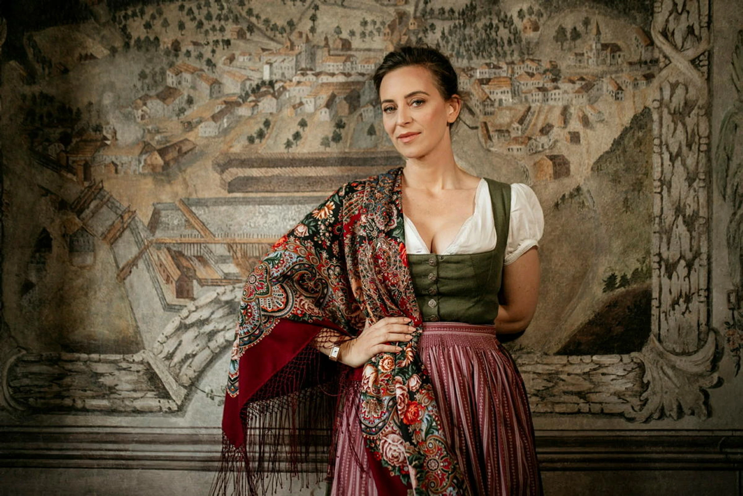 Lena Hoschek: „Mein Ziel ist es,  mit beiden Füßen wieder in der echten Welt zu stehen“