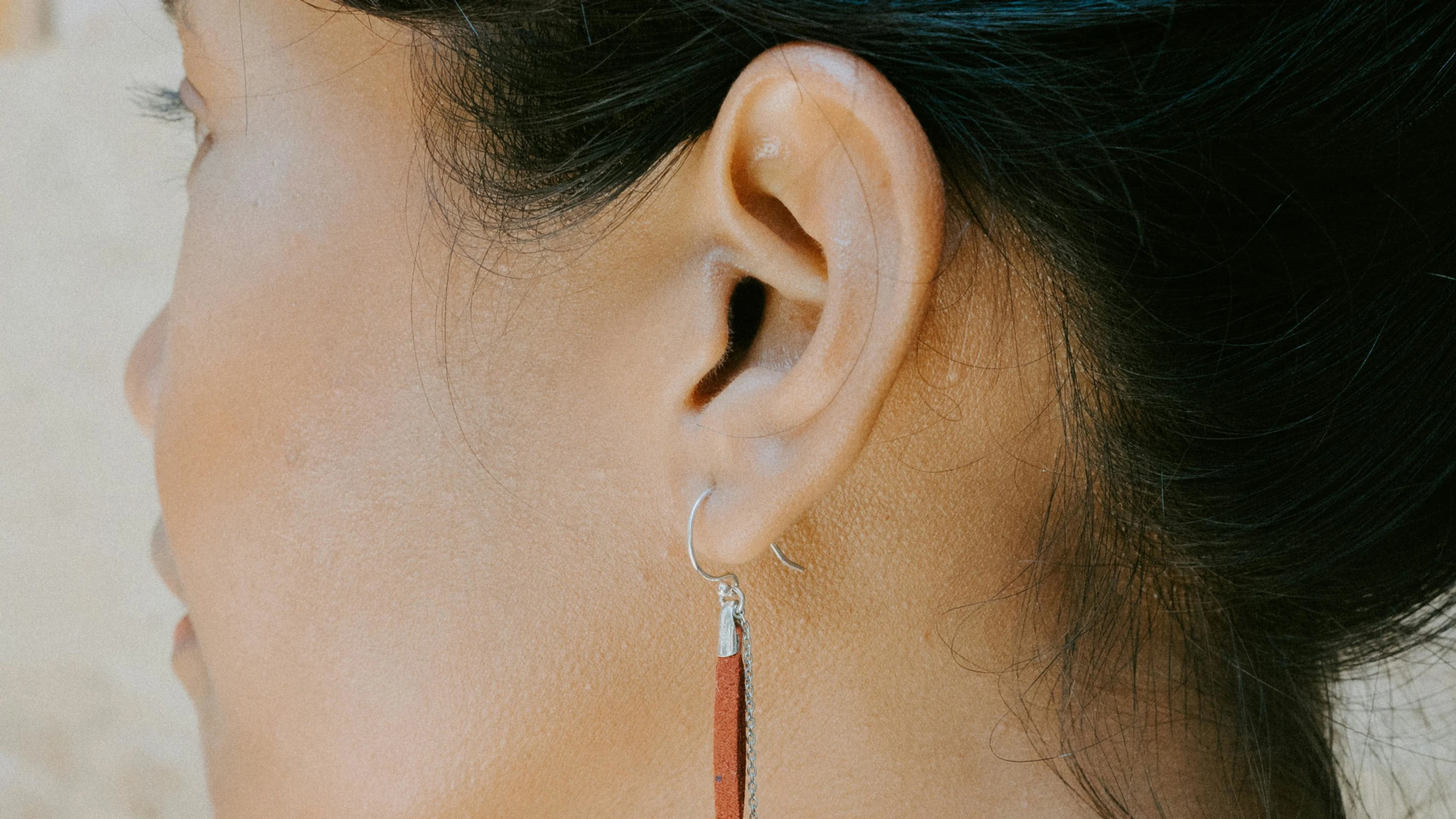 Menschen nutzen in lauter Umgebung „uralte“ Ohrmuskeln