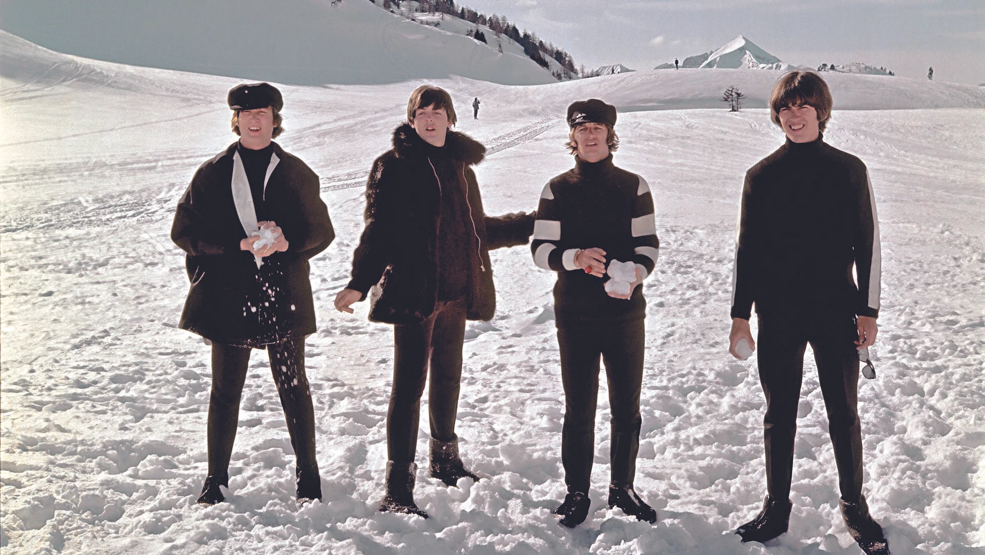 Die Beatles im Schnee in Obertauern, Österreich (1965), während der Dreharbeiten zu 'HELP!'