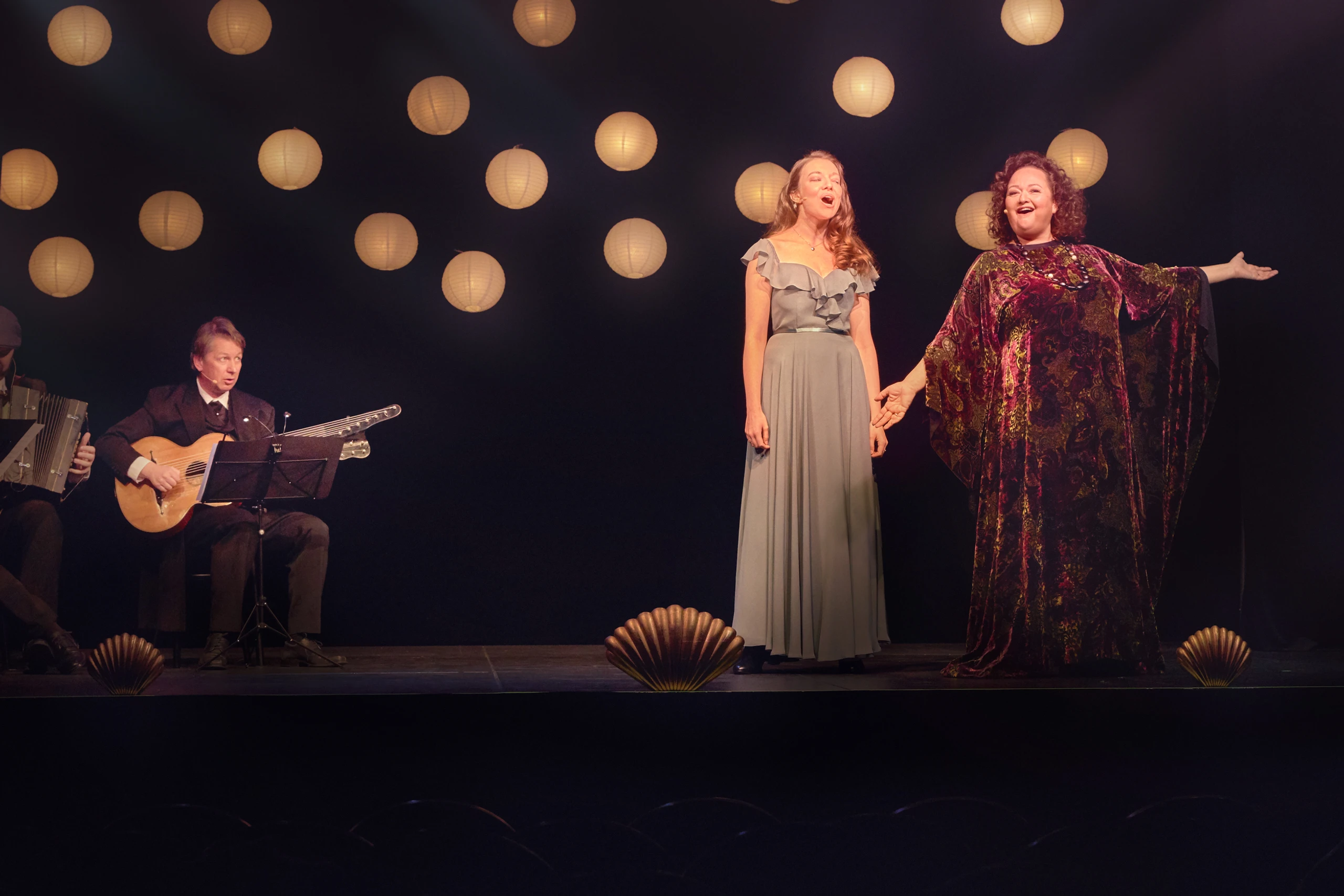 „Remassuri“: Die Vielfalt des Wienerlieds trifft auf Masken- und Puppentheater