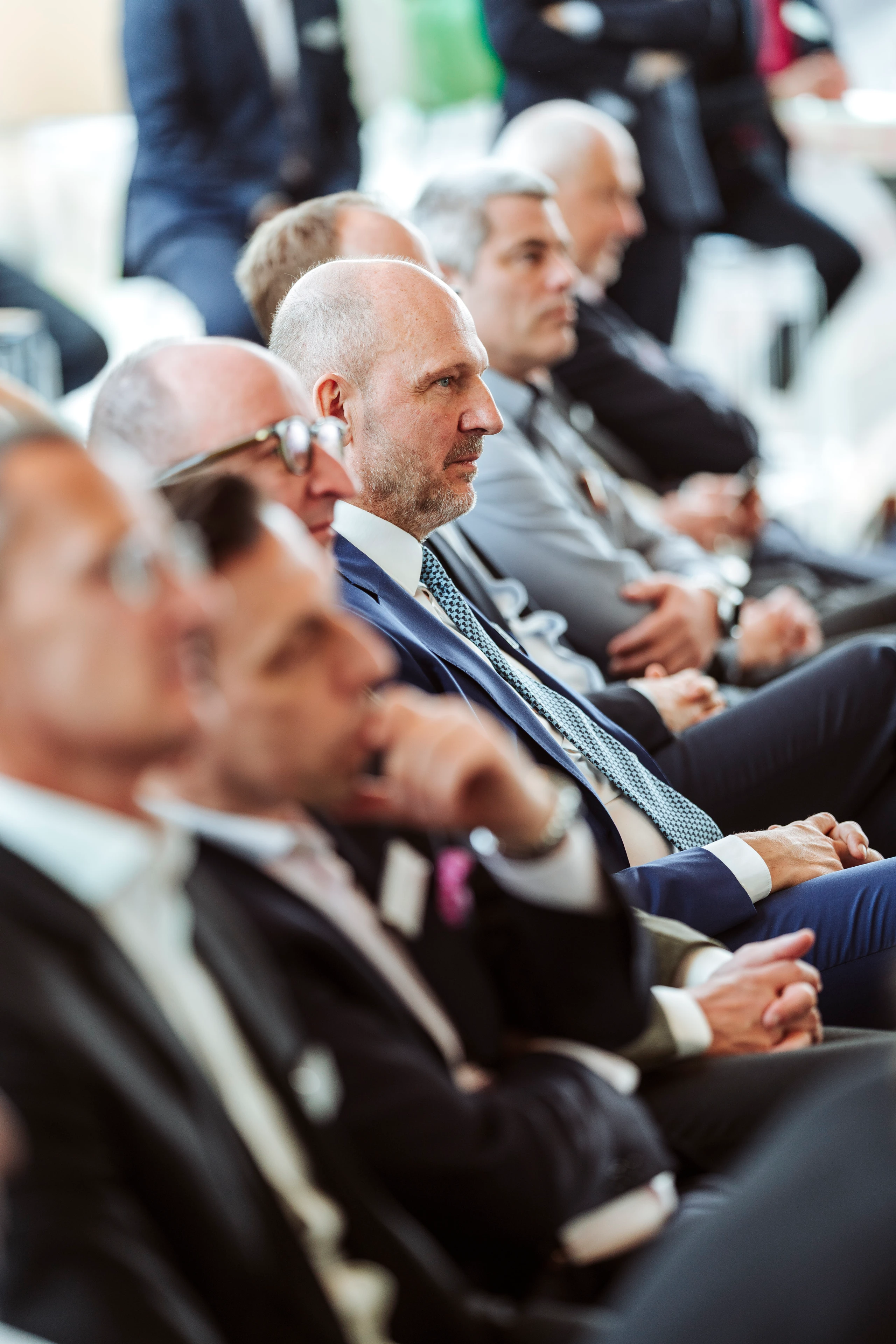 Foto von Nadine Studeny: Geschäftsleute sitzen bei einer Konferenz. © Nadine Studeny. www.nadine-studeny.at