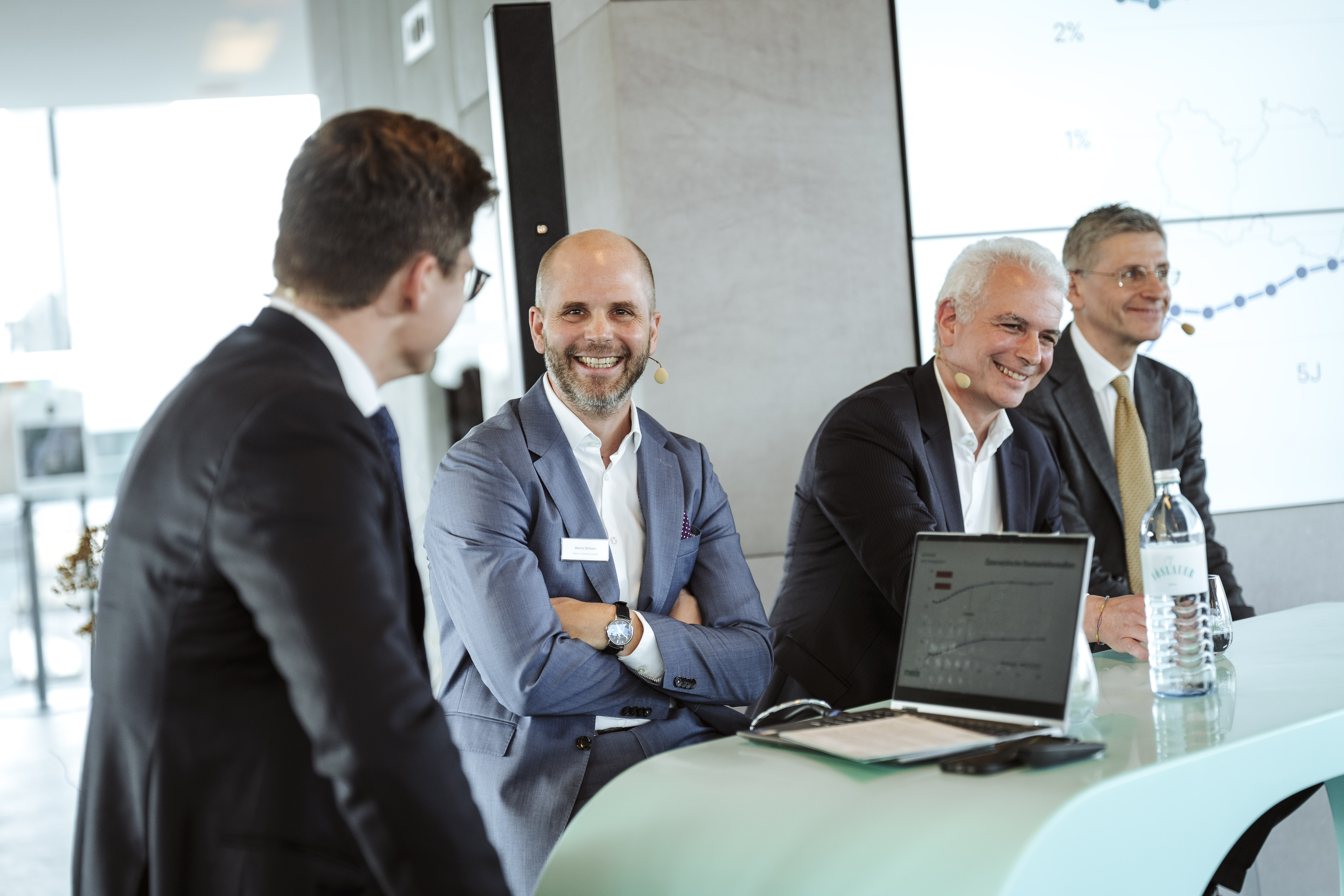 Geschäftsleute bei einer Präsentation. Foto von Nadine Studeny. www.nadine-studeny.at