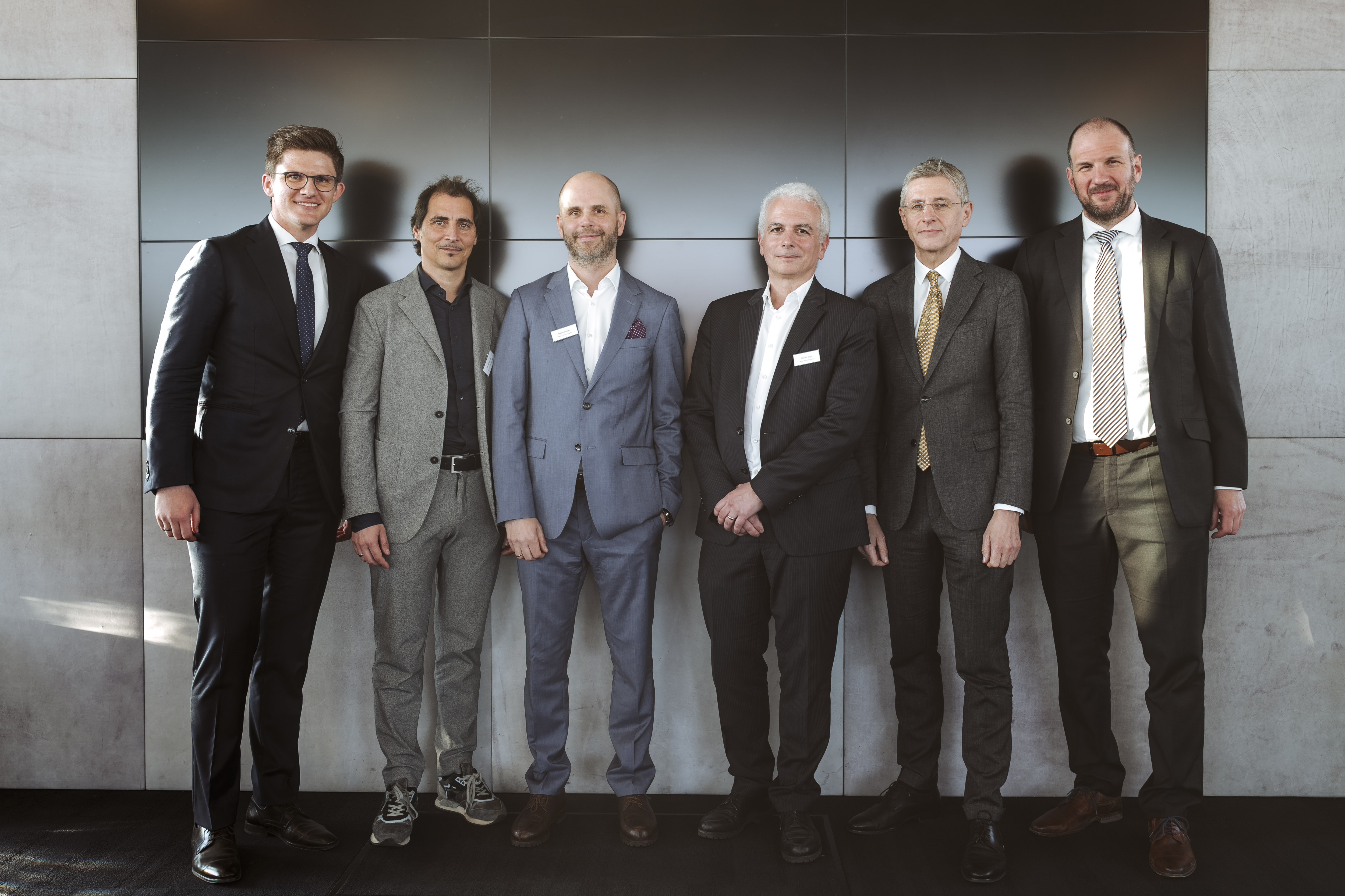 Fünf Geschäftsmänner in Anzügen, Foto von Nadine Studeny, Österreich.
