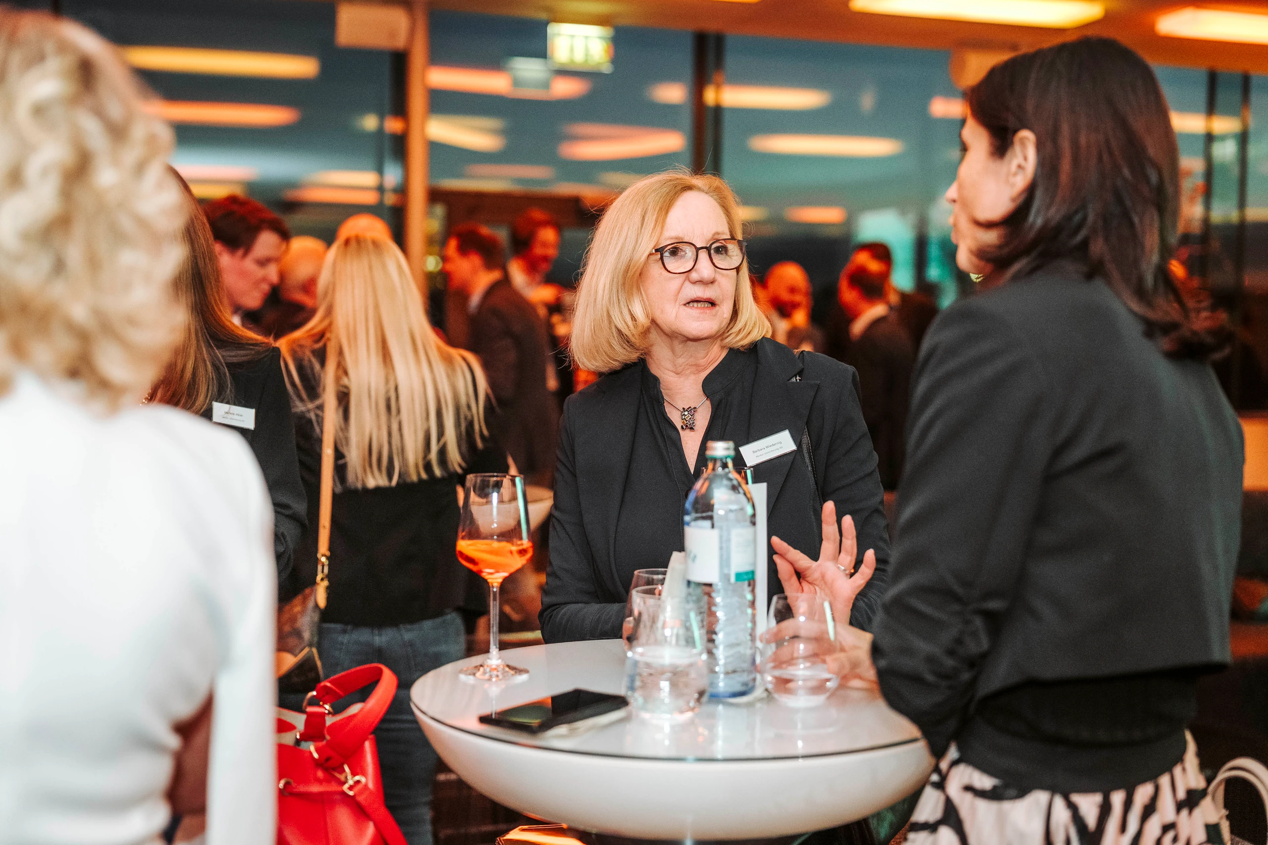 Foto von Nadine Studeny: Zwei Frauen unterhalten sich auf einer Veranstaltung.