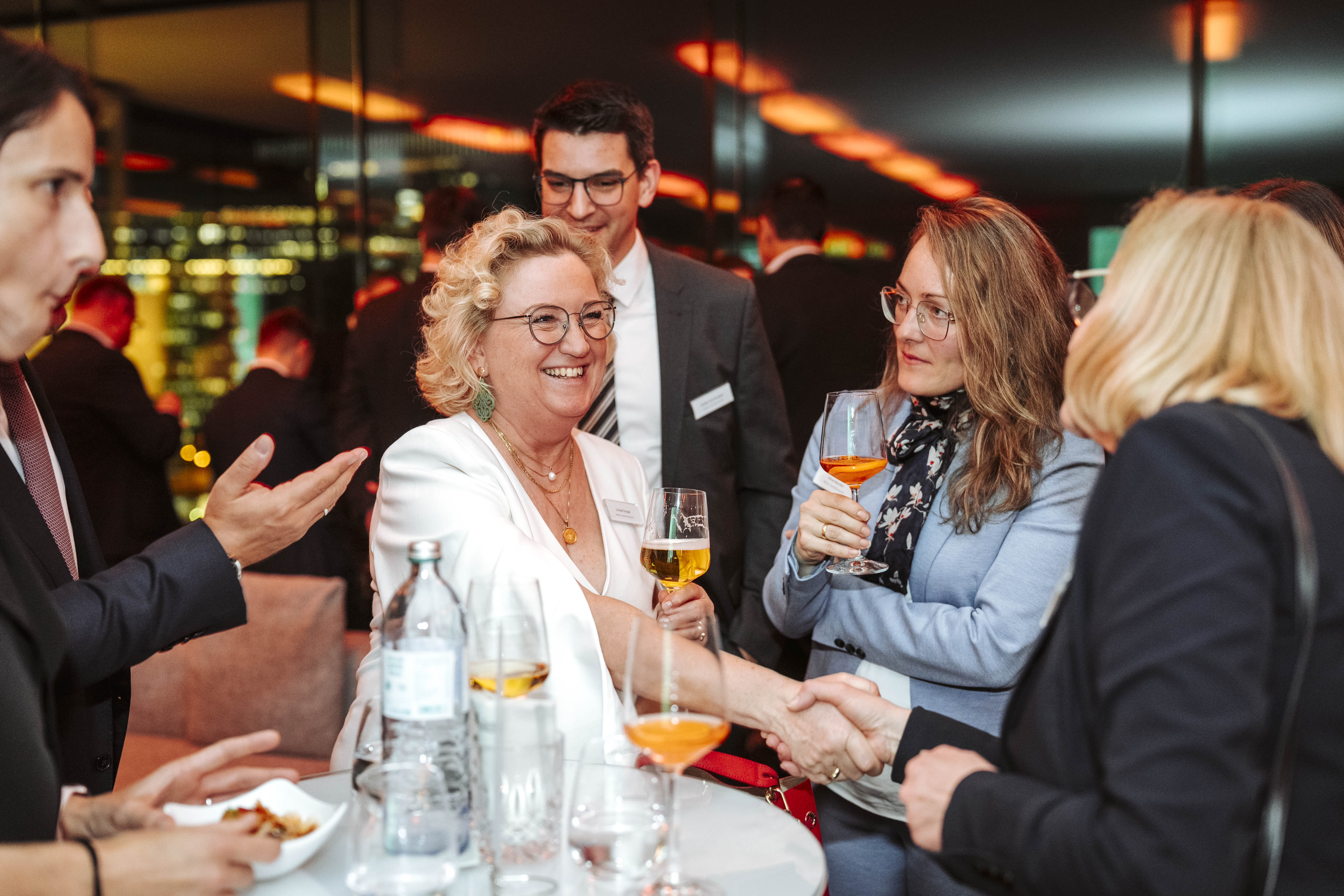 Business Networking Event: Menschen unterhalten sich bei Getränken. Foto von Nadine Studeny, Österreich.