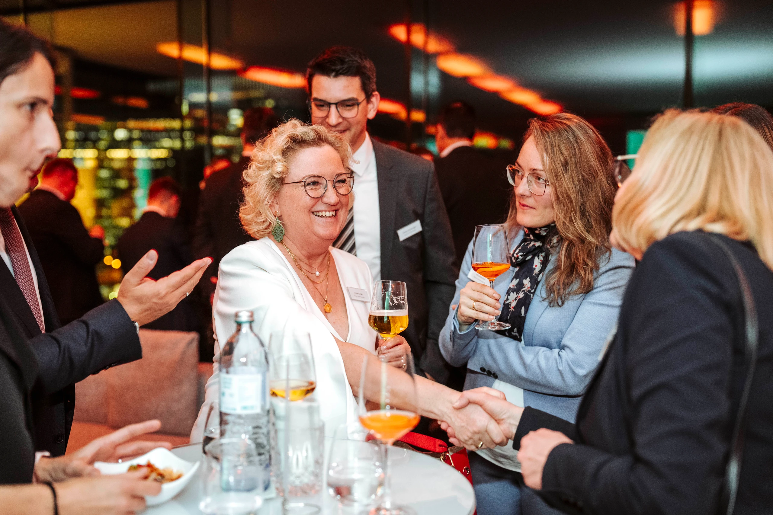 Business Networking Event: Menschen unterhalten sich bei Getränken. Foto von Nadine Studeny, Österreich.