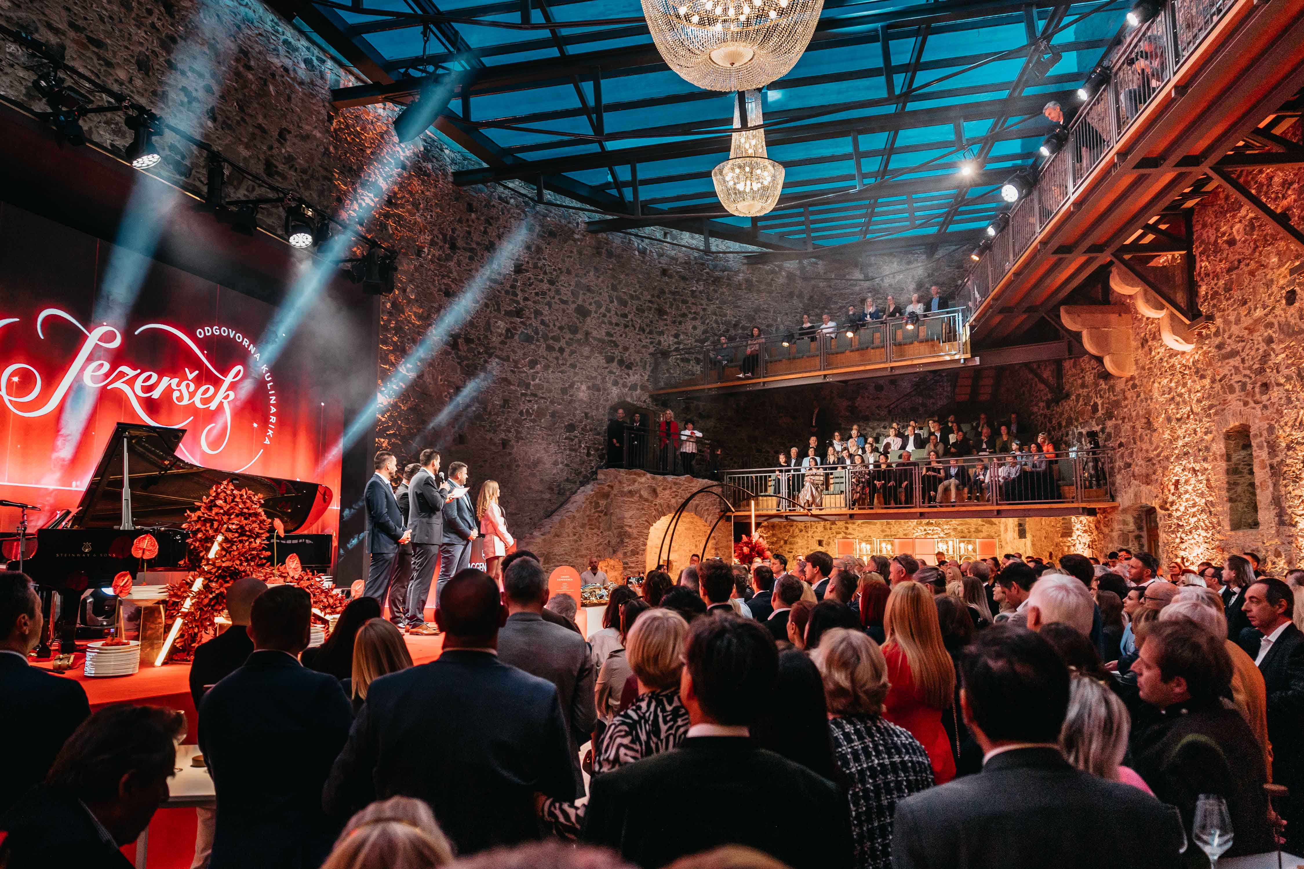 Elegante Feier mit vielen Gästen in historischem Steinbau. Stilvolle Dekoration & festliche Stimmung. Bearbeitet mit Adobe Photoshop Lightroom.