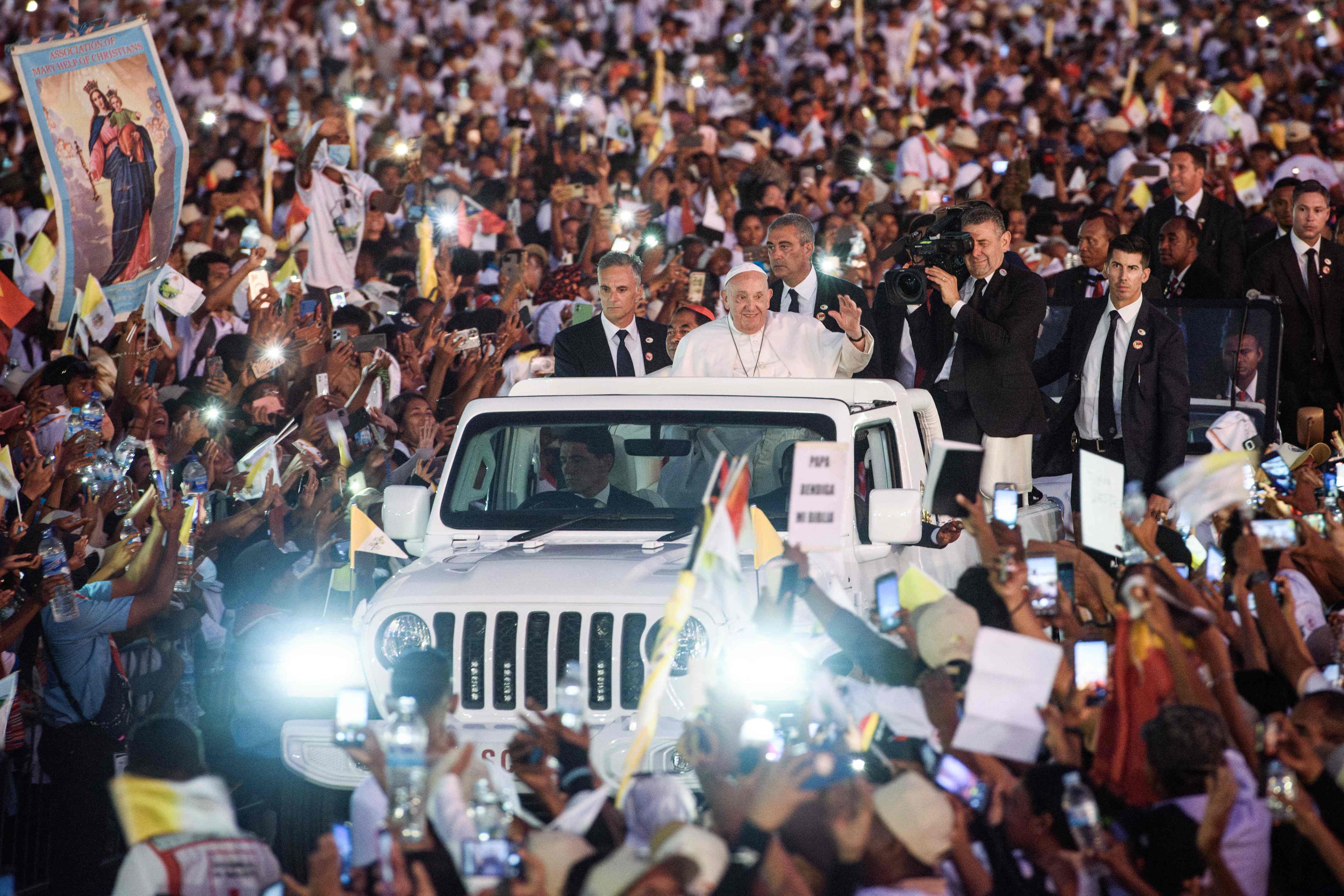 Papst Franziskus gestikuliert zu Gläubigen nach einer Messe auf der Esplanade von Tasitolu in Dili, Osttimor (10.09.2024). Foto: Valentino Dariell DE SOUSA/AFP