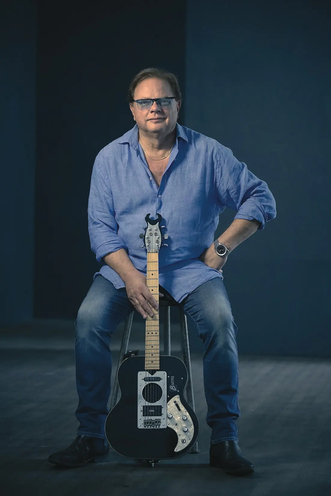Porträt von Christian Jungwirth mit Gitarre. Foto mit FotoStation 8.0 Win aufgenommen. Copyright Christian Jungwirth.