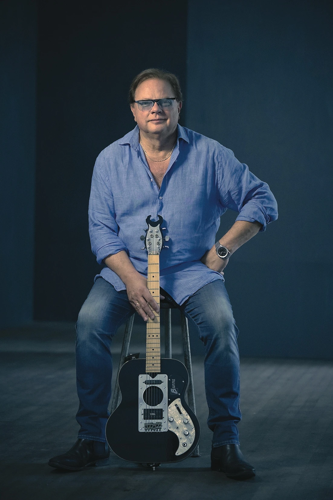 Porträt von Christian Jungwirth mit Gitarre. Foto mit FotoStation 8.0 Win aufgenommen. Copyright Christian Jungwirth.