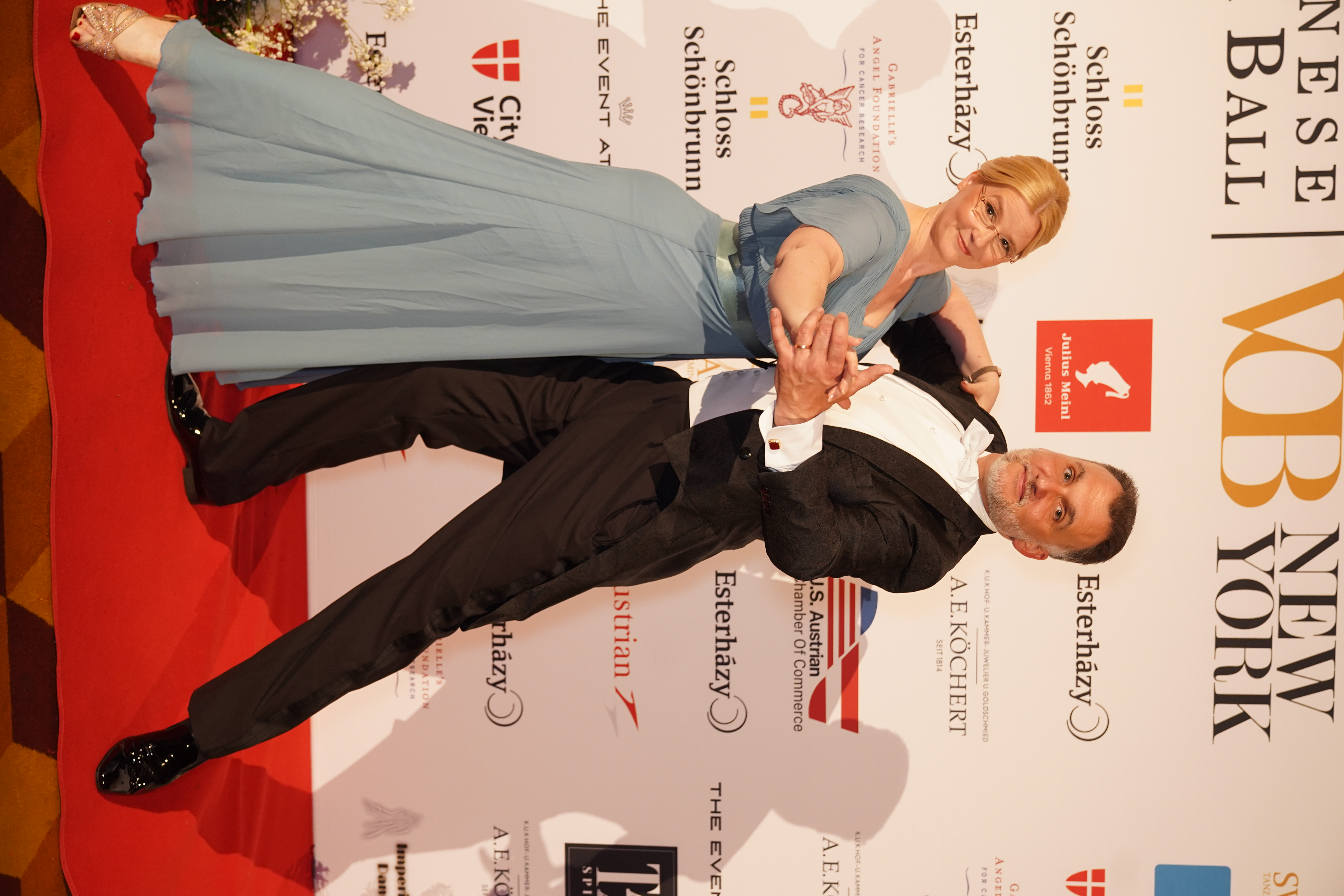 Elegantes Paar beim Esterházy Ball in New York. Offizielle Eventfotografie.