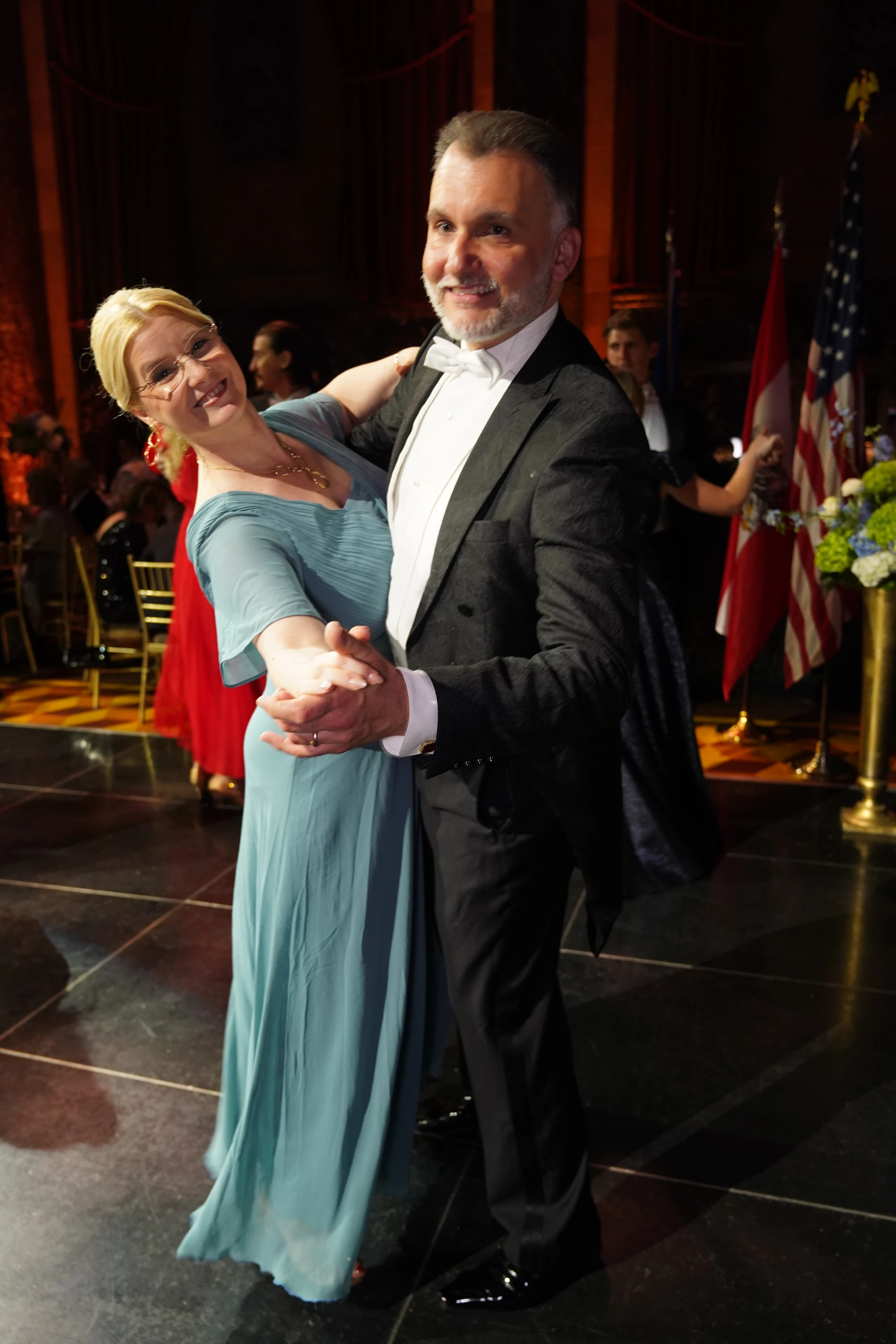 Elegantes Paar tanzt glücklich auf einem Ball. Formelle Veranstaltung, Gala.