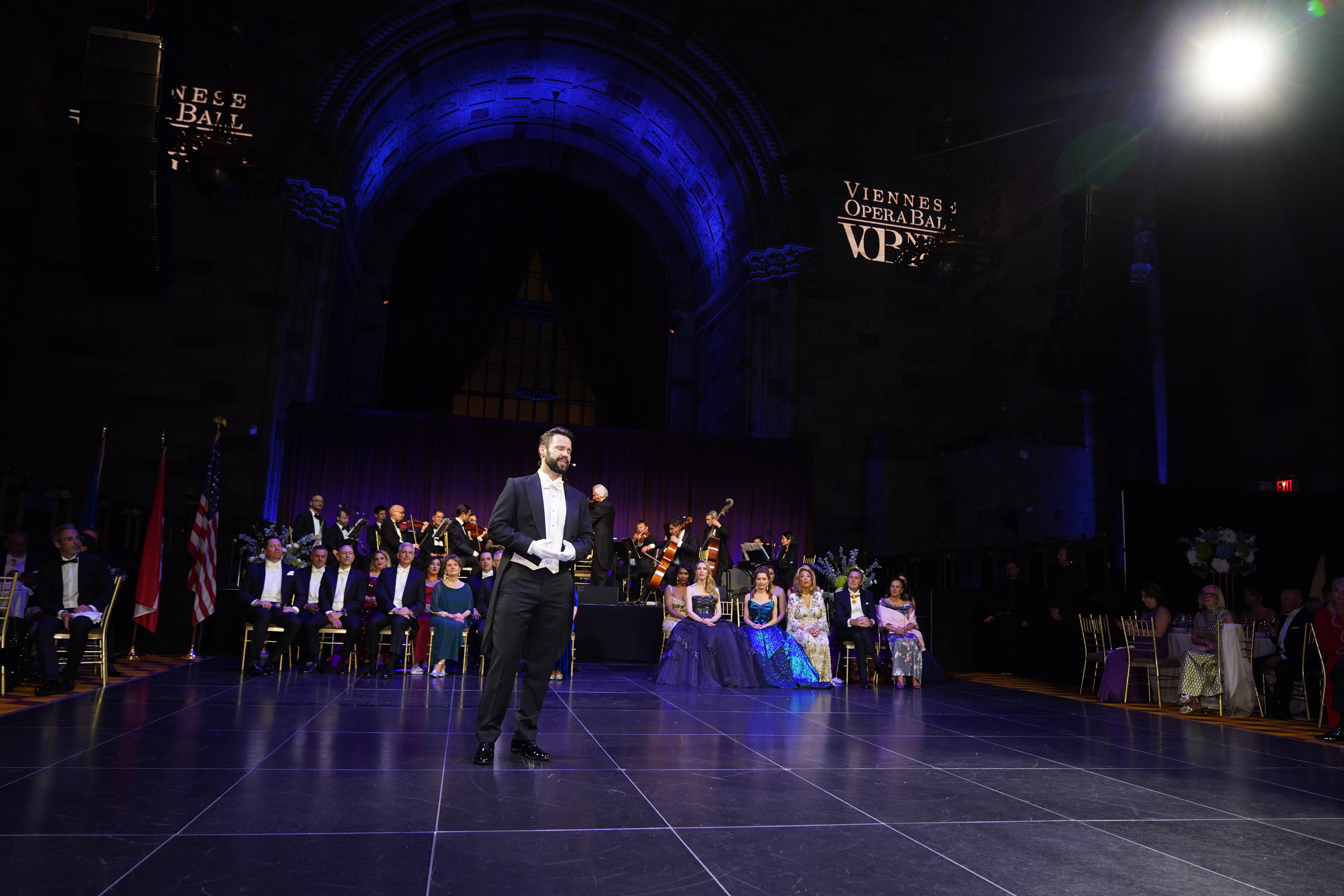 Sänger Auftritt beim Wiener Opernball mit Orchester und Publikum.