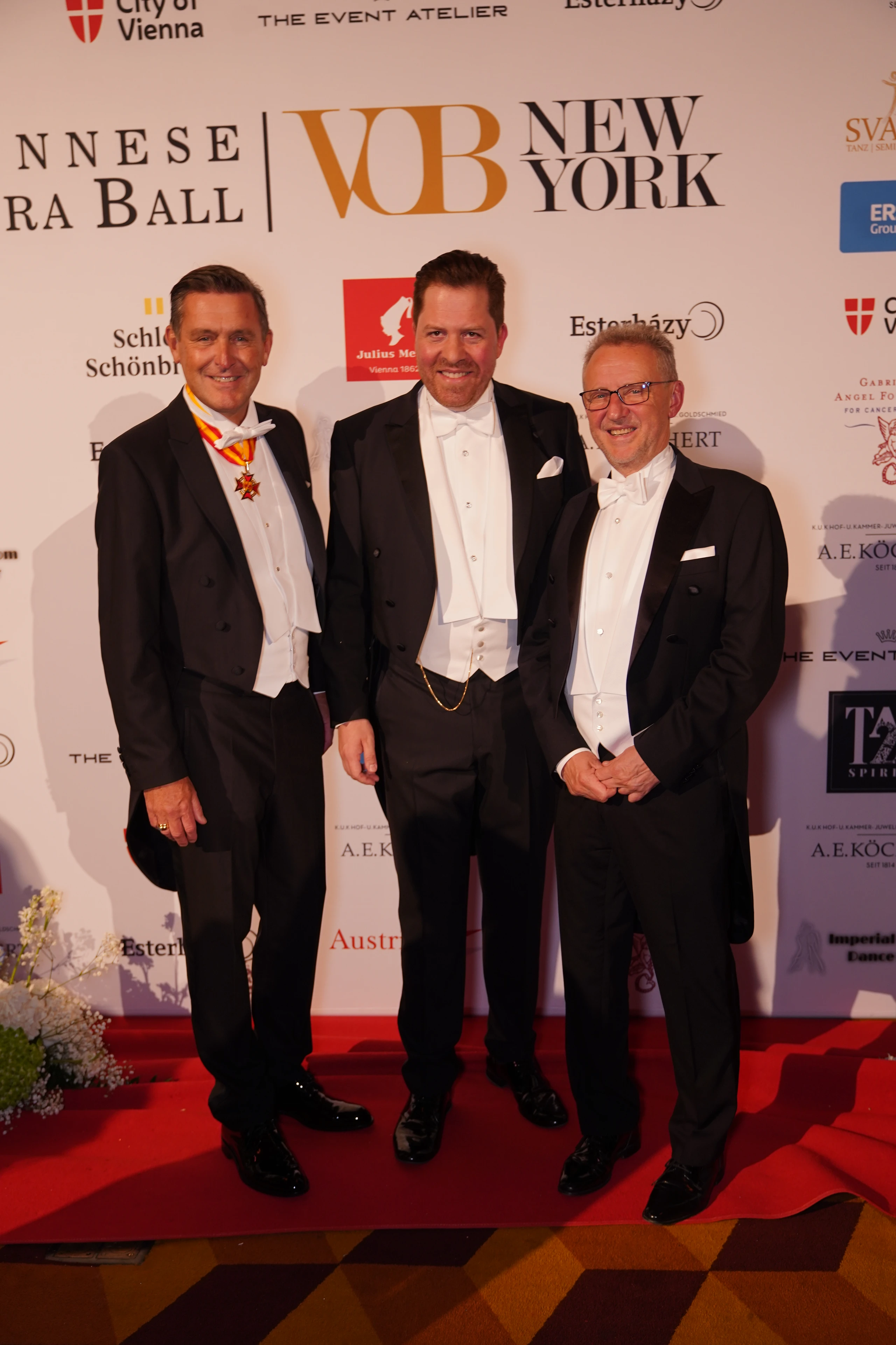 Drei Männer in eleganten Fracks beim Wiener Ball. Stilvolle Veranstaltung.