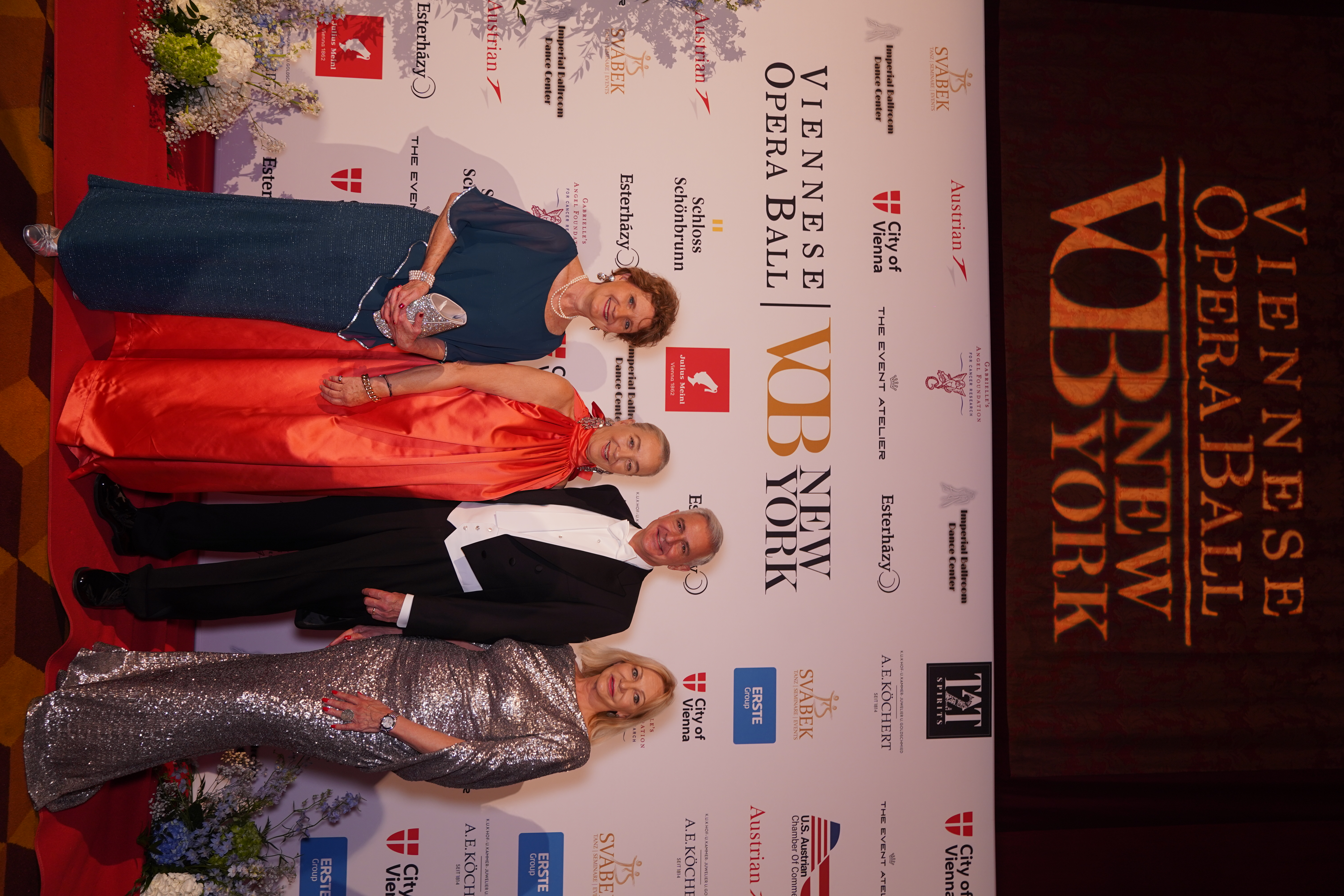 Gäste beim Wiener Opernball in New York in Abendgarderobe.