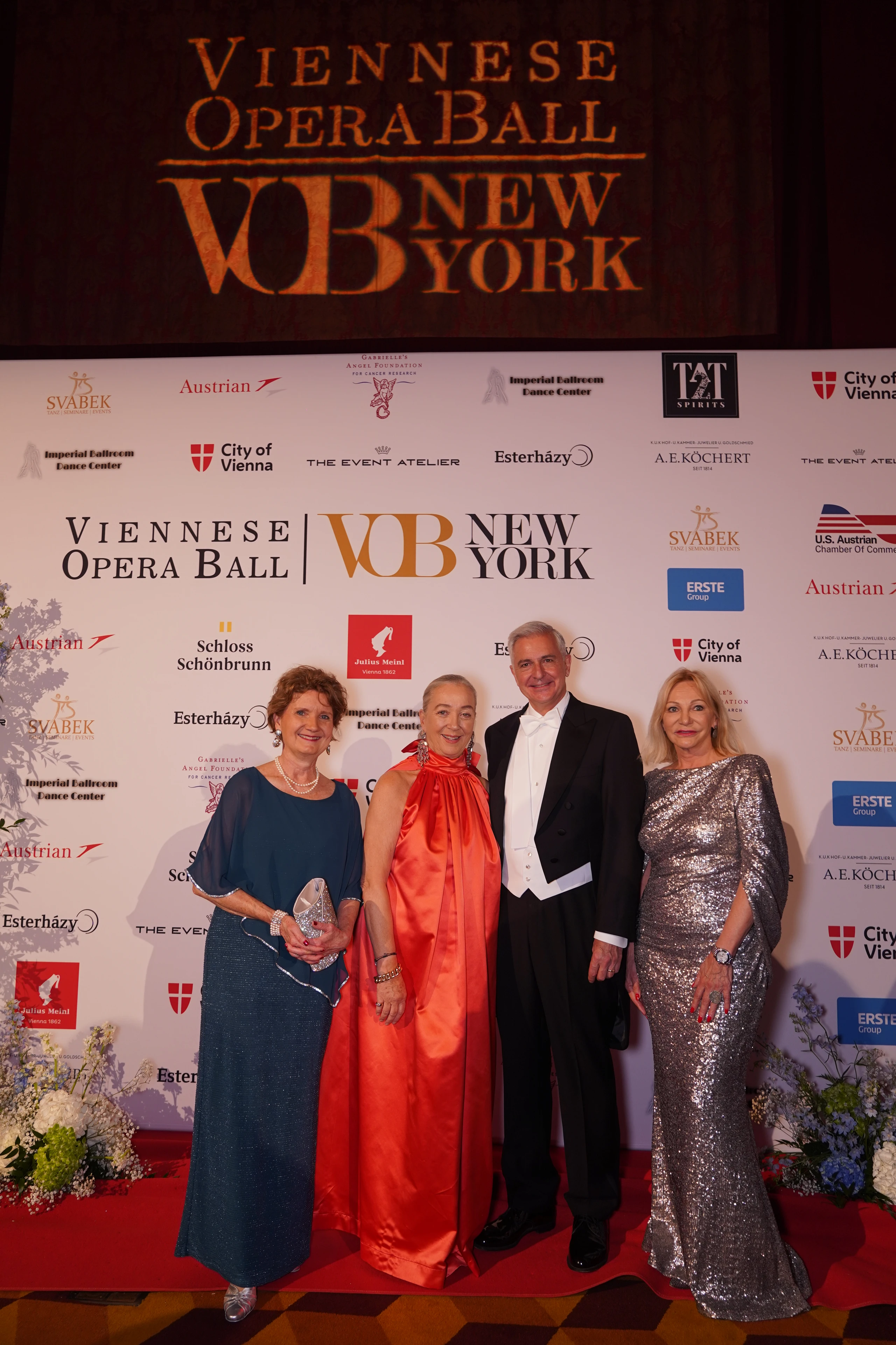 Gäste beim Wiener Opernball in New York in Abendgarderobe.