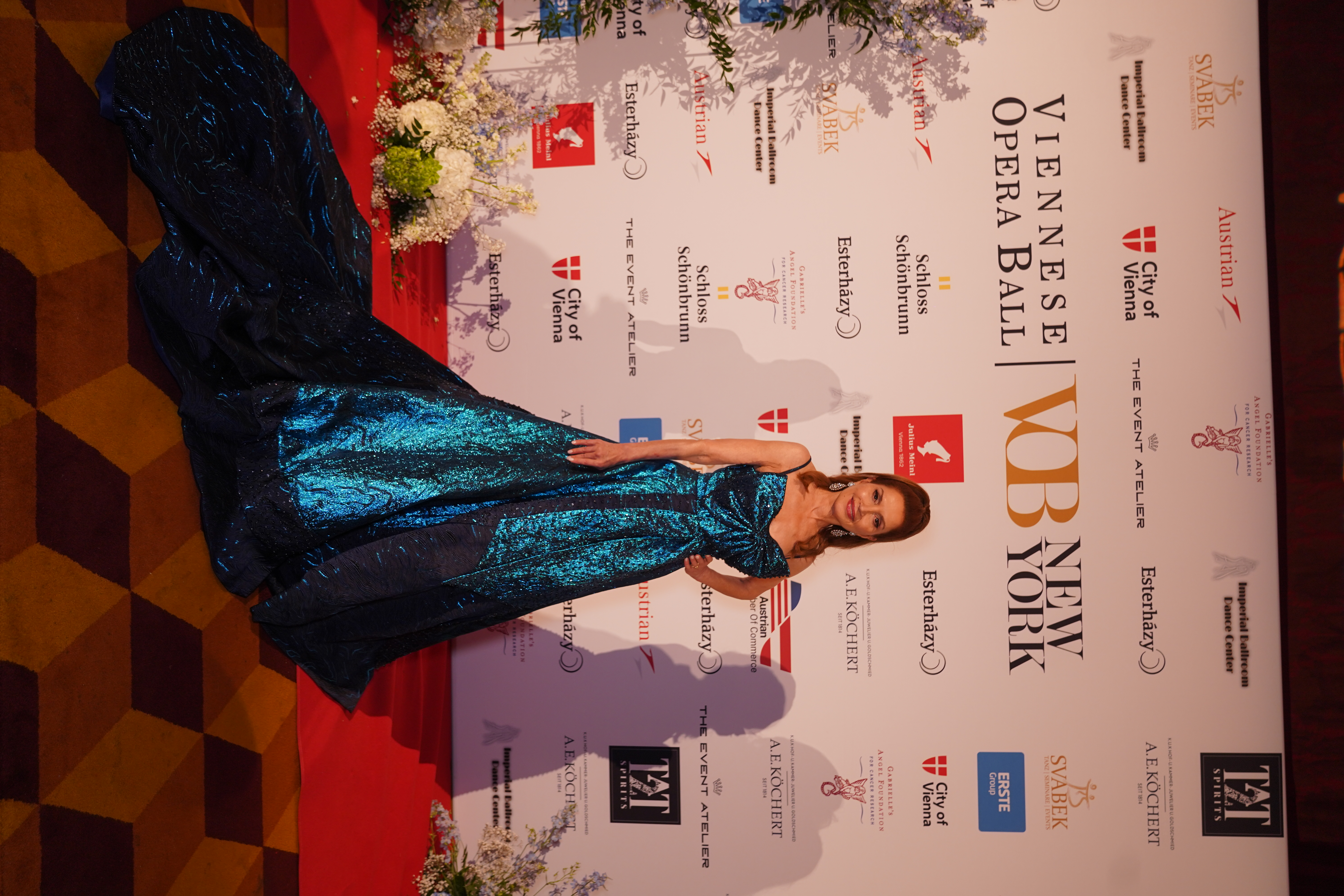 Frau in dunkelblauem, glitzerndem Abendkleid beim Wiener Opernball New York.