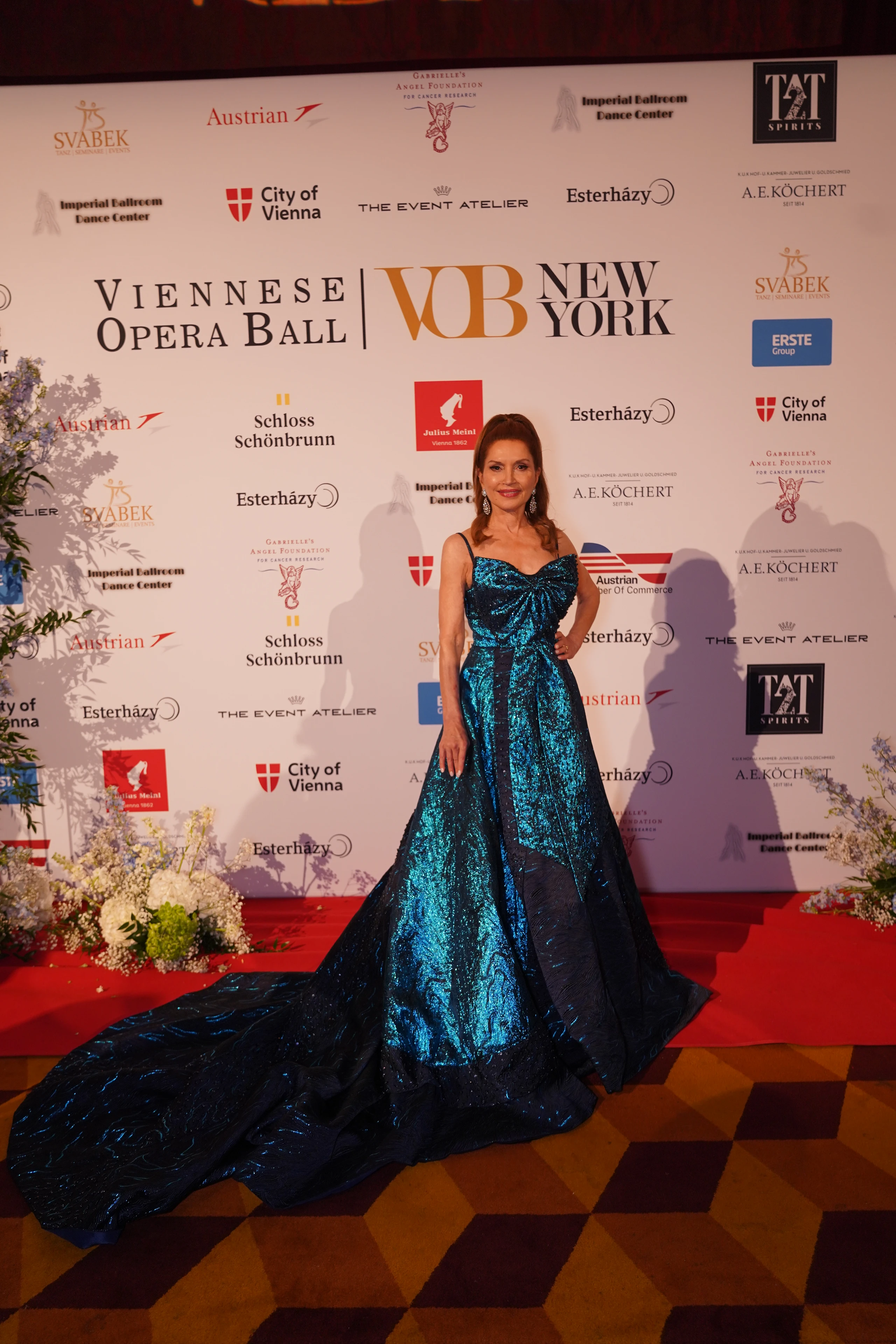 Frau in dunkelblauem, glitzerndem Abendkleid beim Wiener Opernball New York.