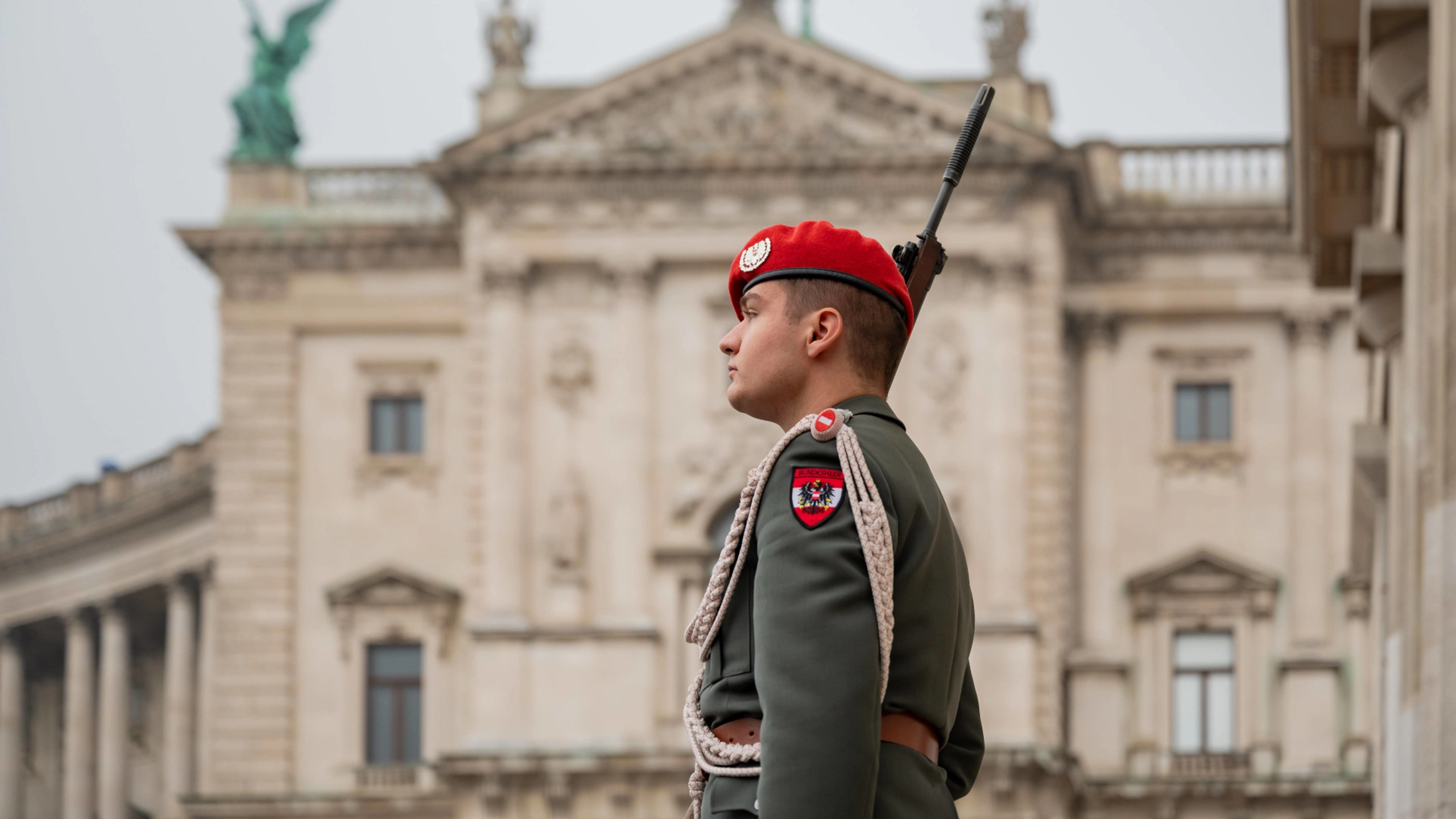 Verteidigungsministerin Klaudia Tanner hat ein Problem mit jungen Leuten