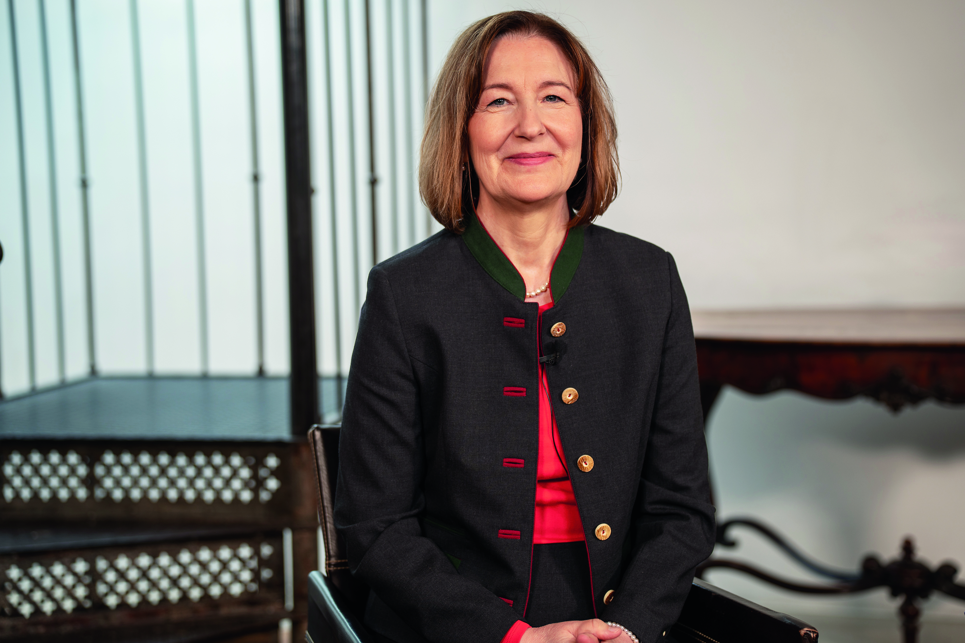 Porträt von Christine Kienreich, Pflegedirektorin der Elisabethinen Graz, sitzend in dunkelgrauem Sakko.