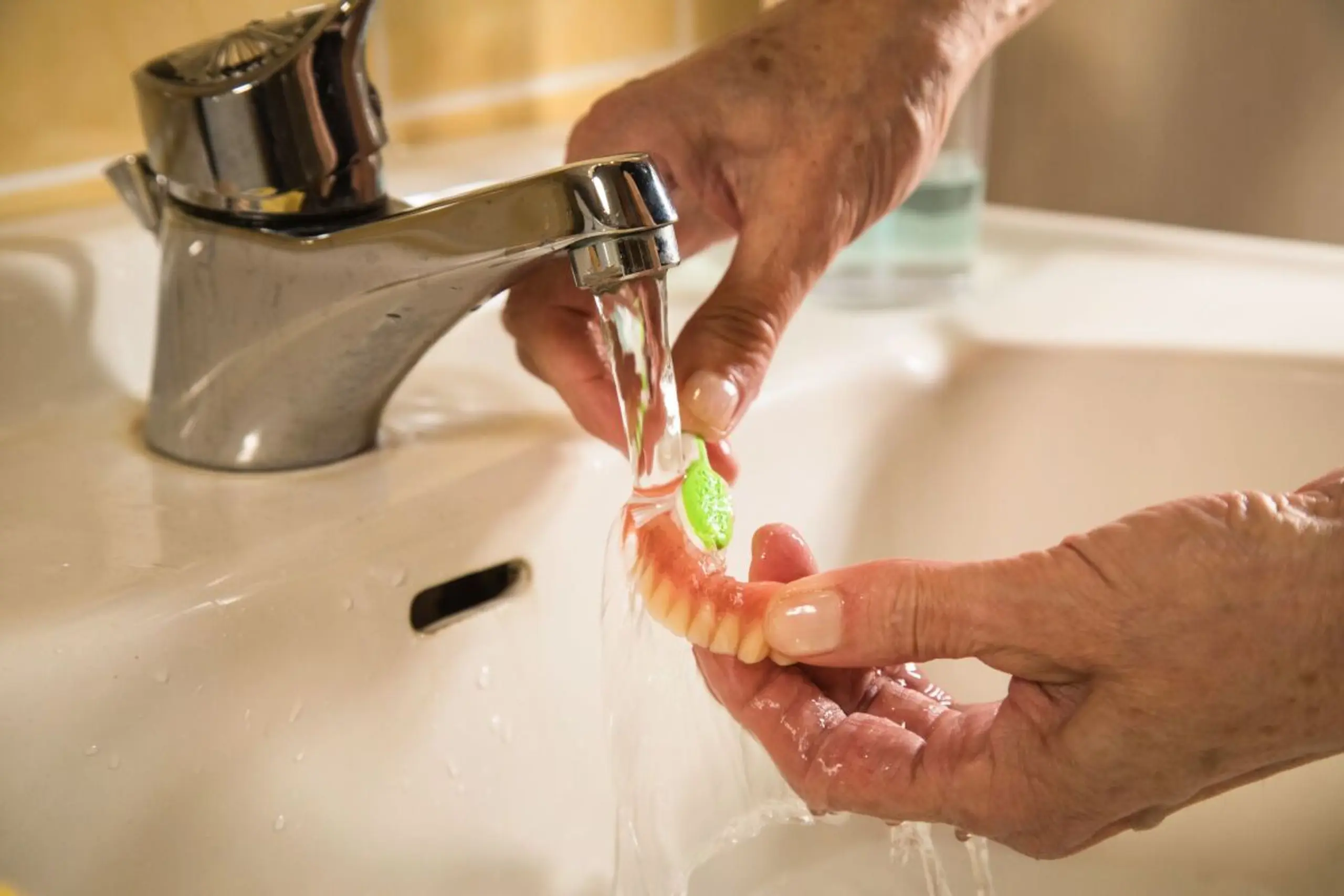 Für Zahnprothesen lieber Reinigungspasten oder Seife verwenden