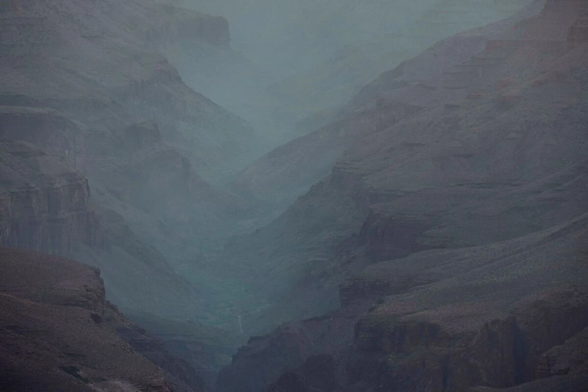 Der Rauch zieht vom North Rim den Grand Canyon hinunter