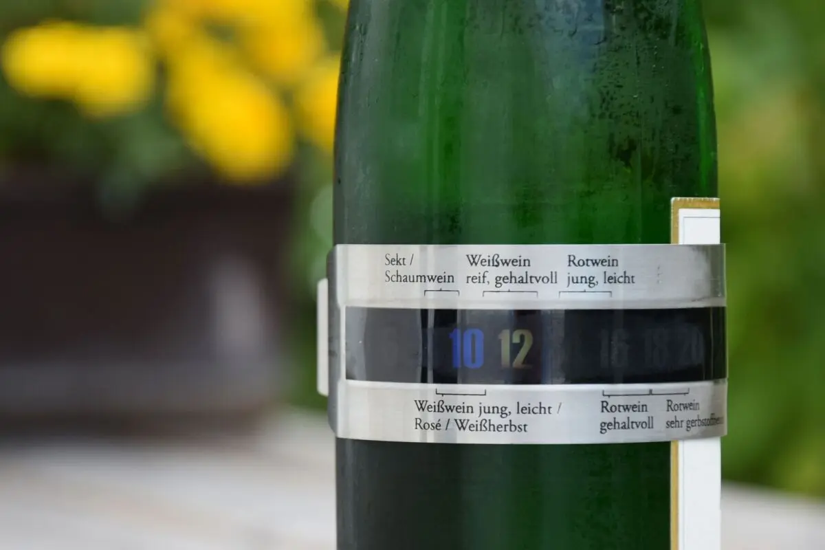 Die Thermometer-Manschette kommt um den Bauch der Weinflasche