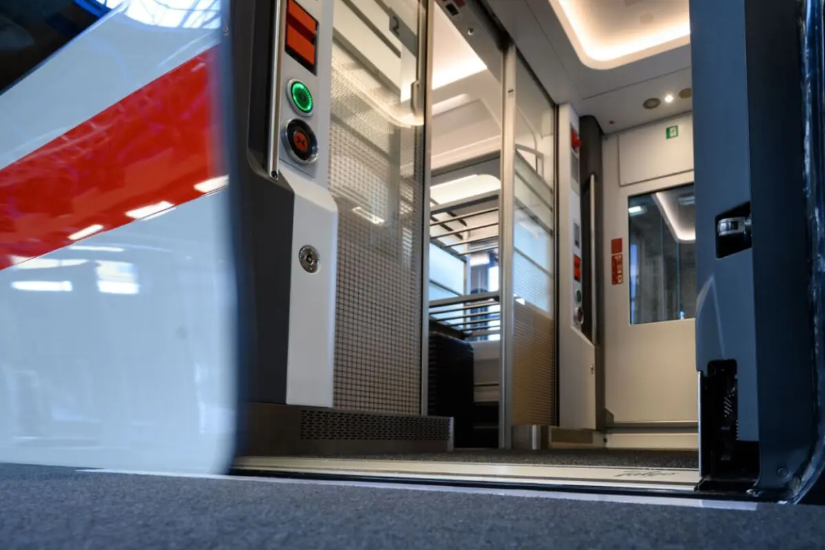 ++ ARCHIVBILD ++ Niederflur-Einstieg in neuen deutschen ICE L