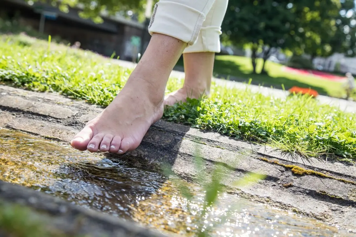 Im Sommer lohnt es sich das Schuhwerk einfach mal wegzulassen