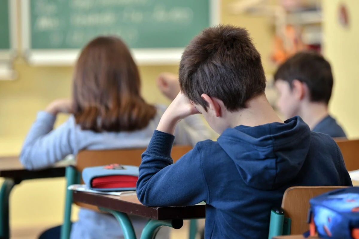 Das Einkaufen neuer Schulsachen schlägt oft auf das Familienbudget