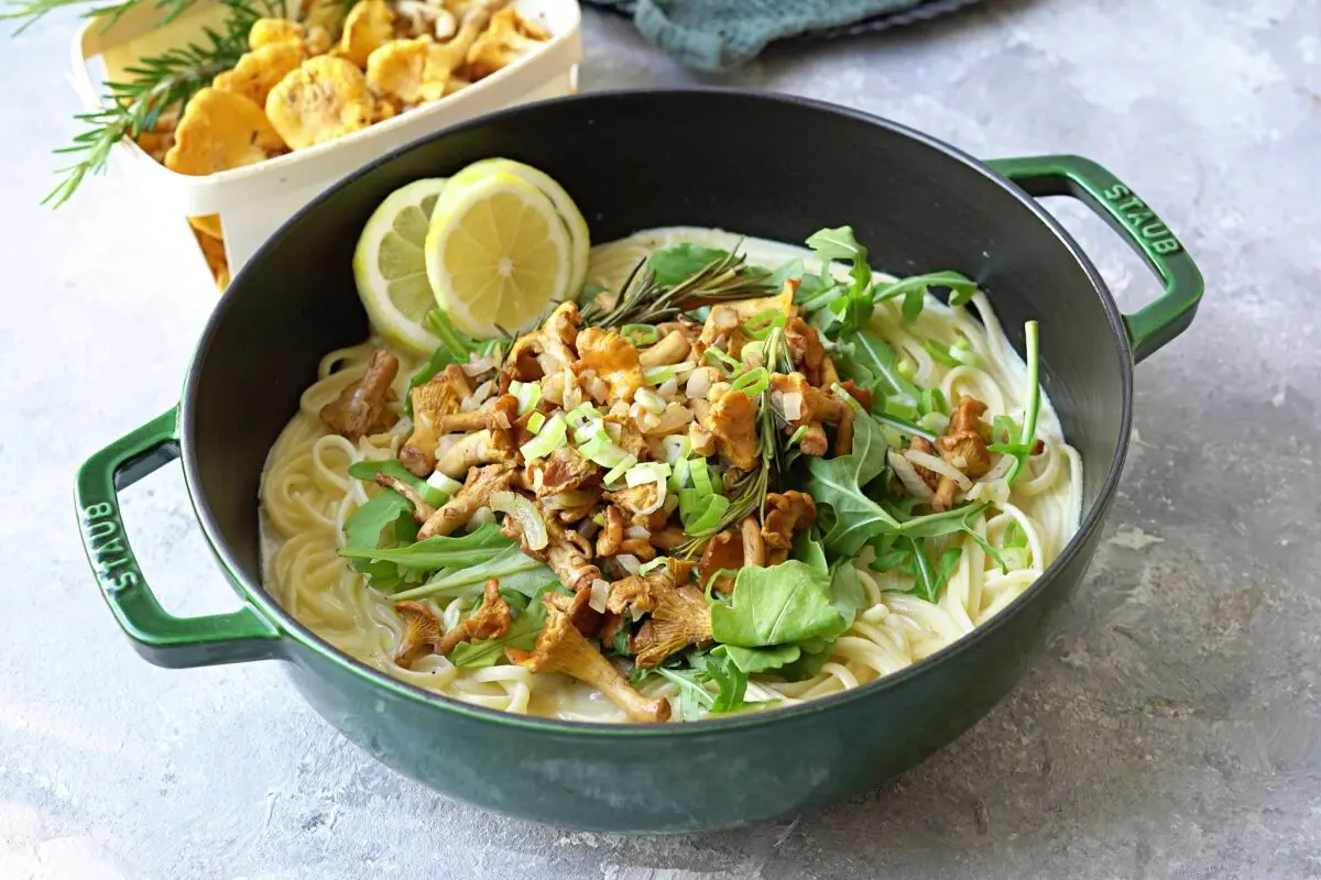 Zu guter Letzt die Nudeln in Zitronensoße auf Tellern anrichten