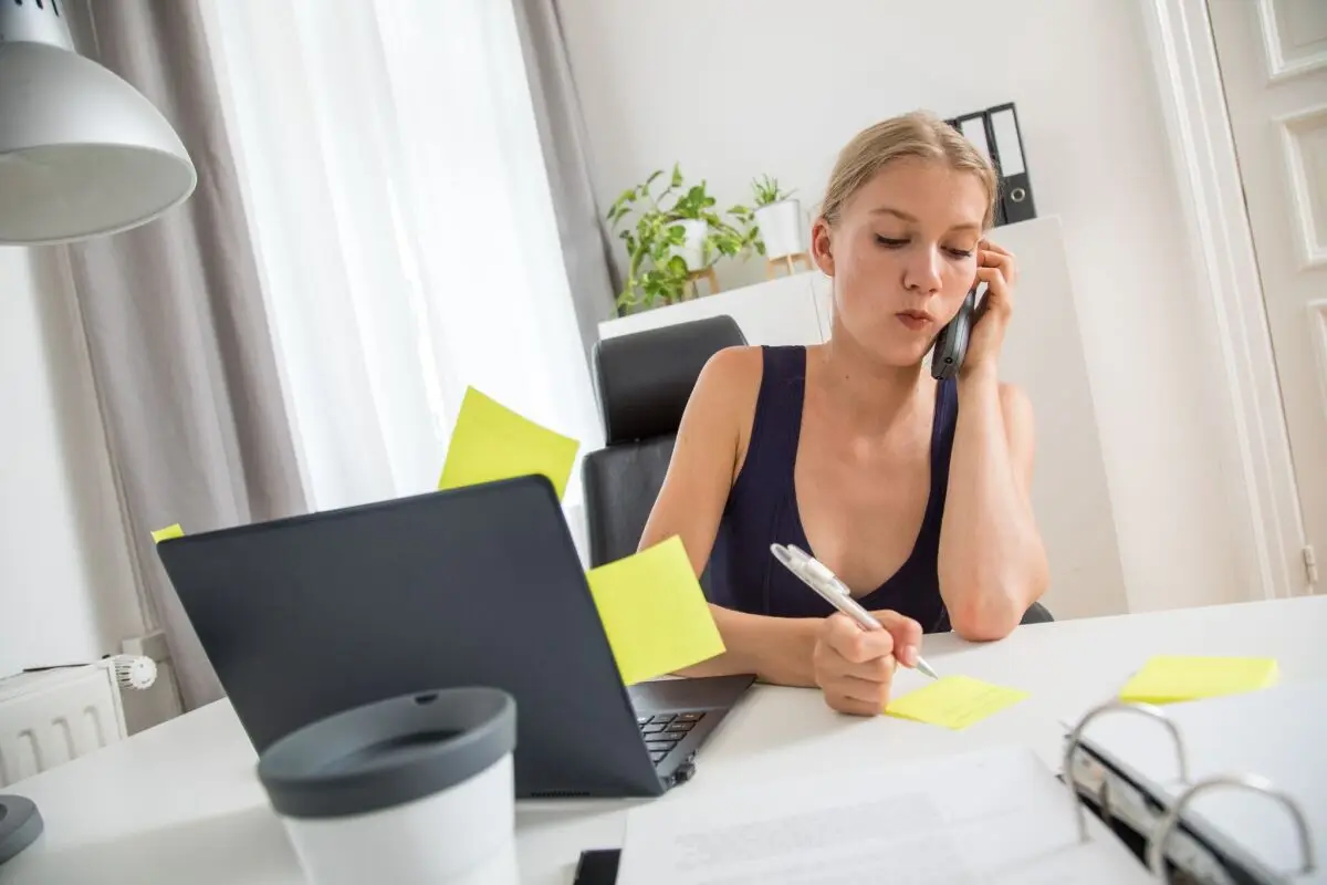 Zur Informationsflut tragen Berufstätige mitunter selbst bei