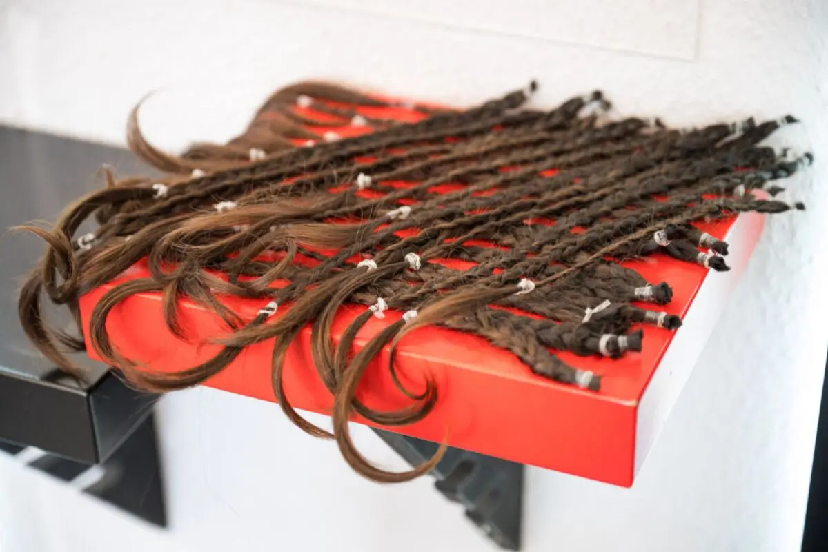 Das gespendete Haar sollte mindestens 30 Zentimeter lang sein