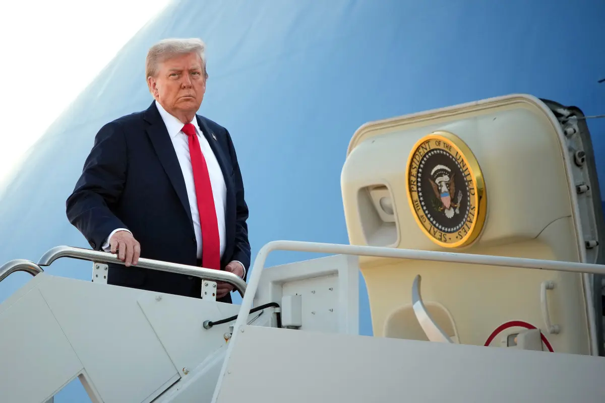 Trump vor dem Abflug nach Anchorage