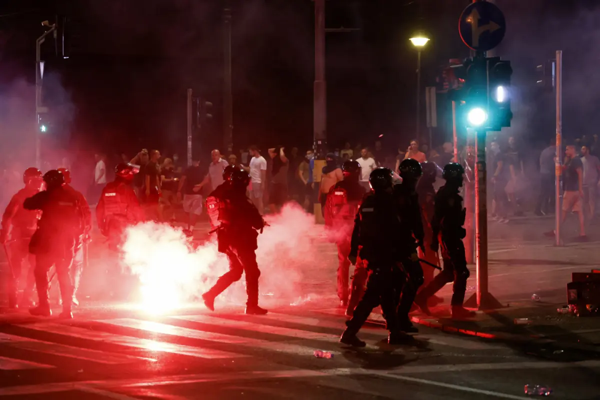 Sechs Polizisten verletzt und 38 Demonstranten festgenommen