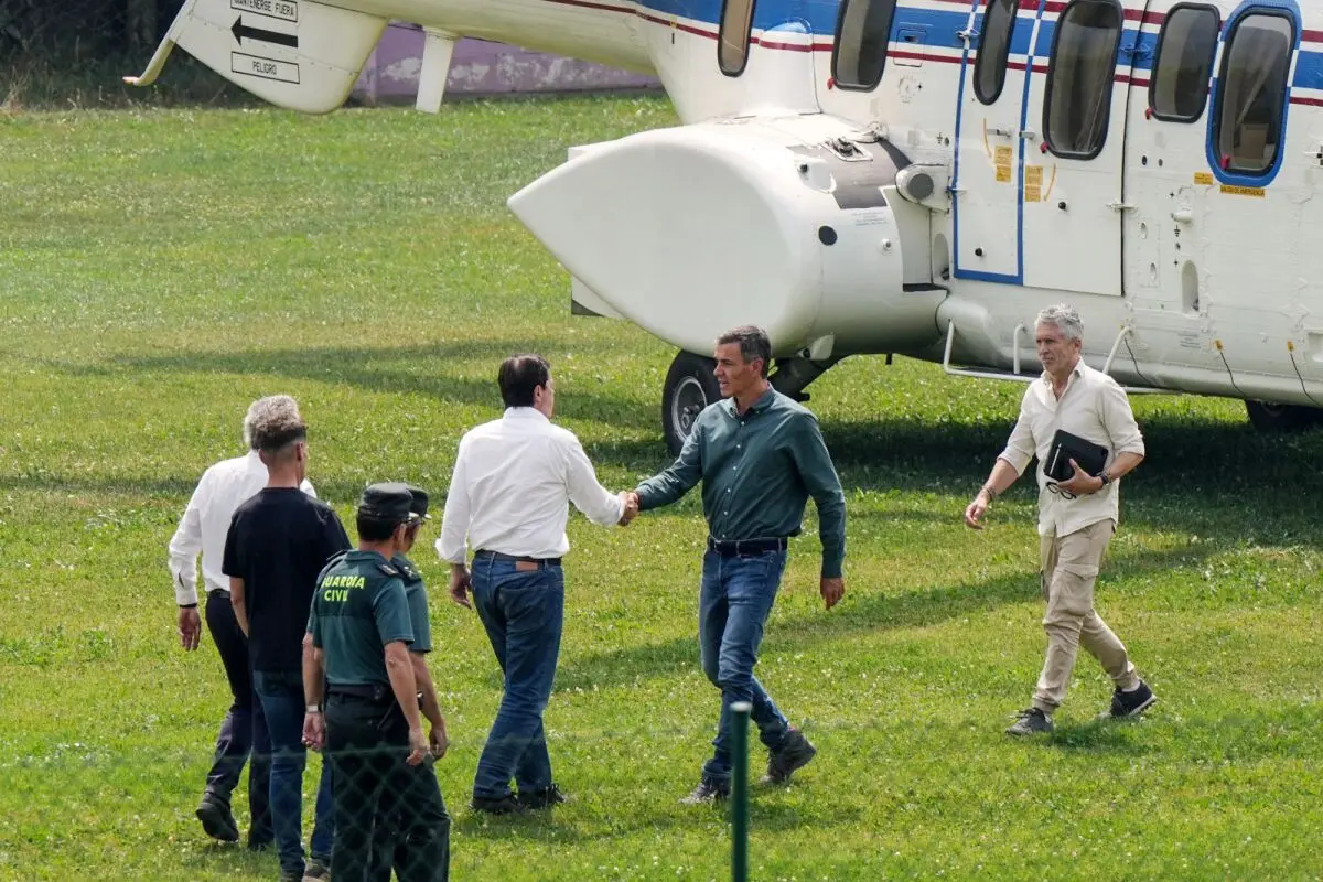 Pedro Sanchez beim Besuch in der betroffenen Region León