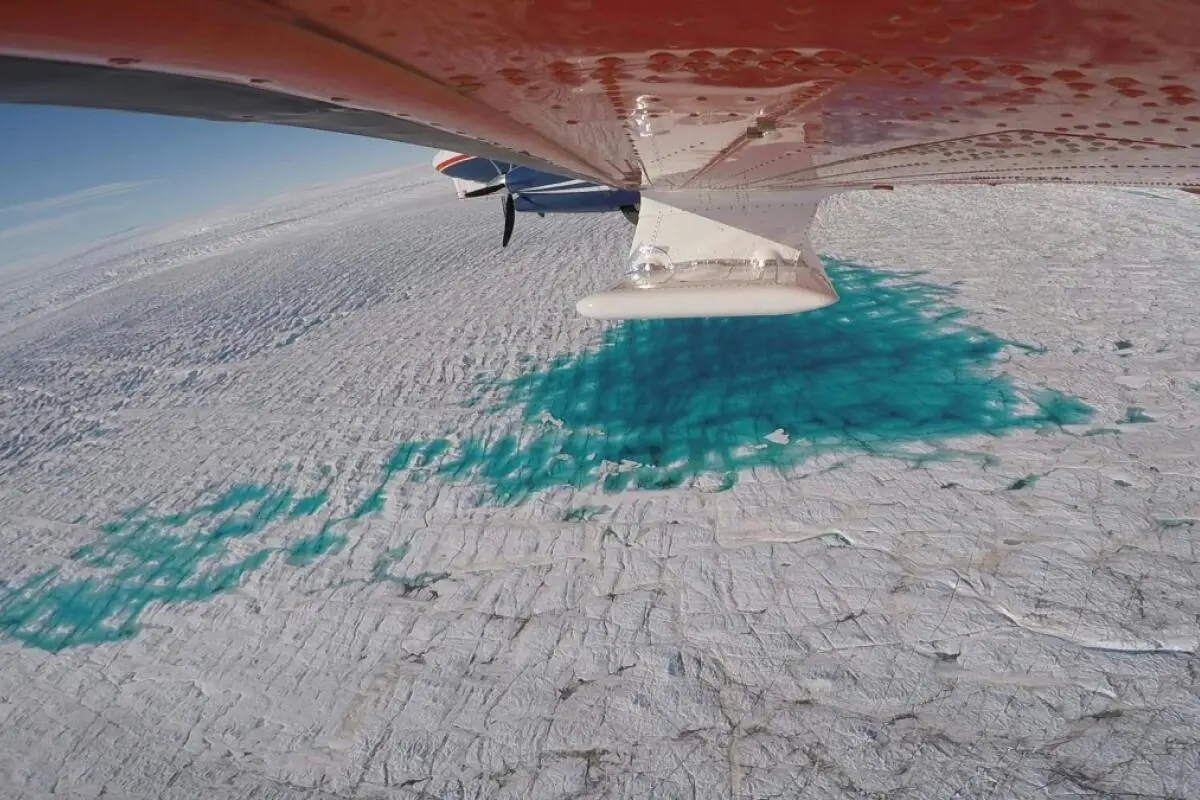 Eisdicken-Messflug über dem 79-Grad-Nord-Gletscher