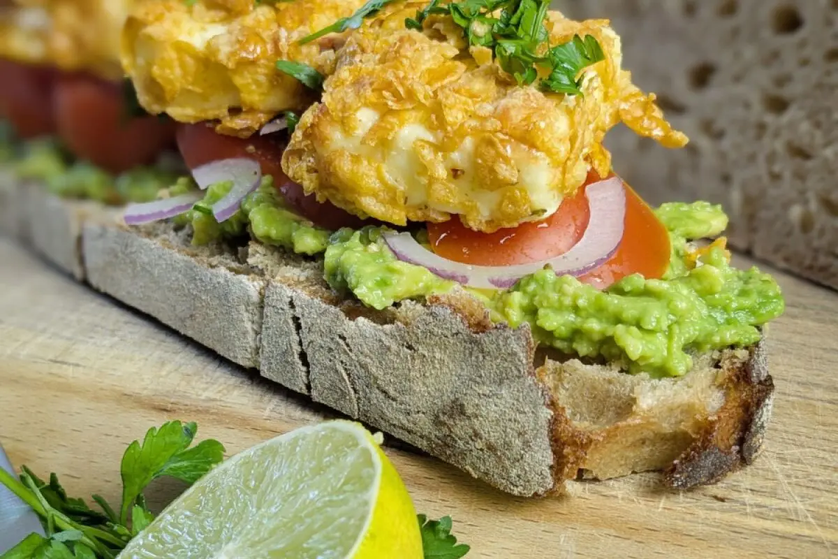 Der Feta bekommt eine Cornflakes-Panade und wird so richtig knusprig