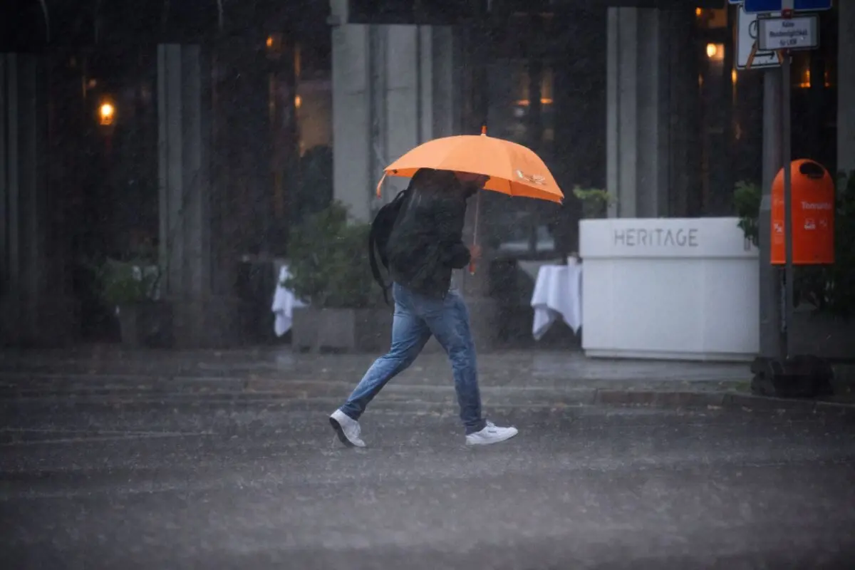 Schirme wirft man bei Gewittern am besten von sich weg