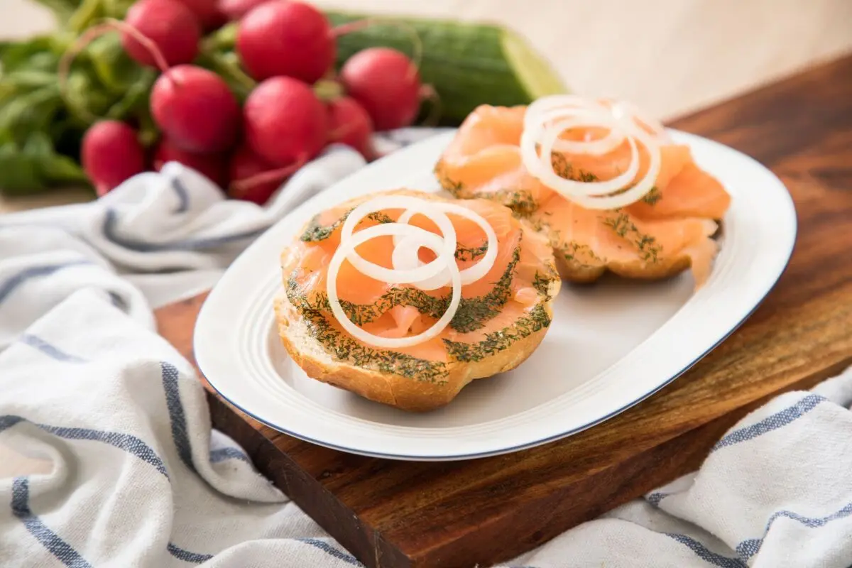 Graved Lachs und Räucherlachs sind beliebte Fischspezialitäten