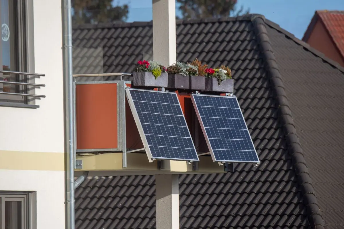 Balkonkraftwerke sind günstiger zu haben als Solaranlagen