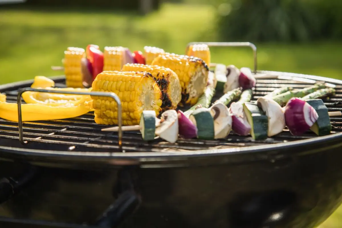 Wer kalorienbewusst isst, verzichtet lieber auf fettreiches Grillgut