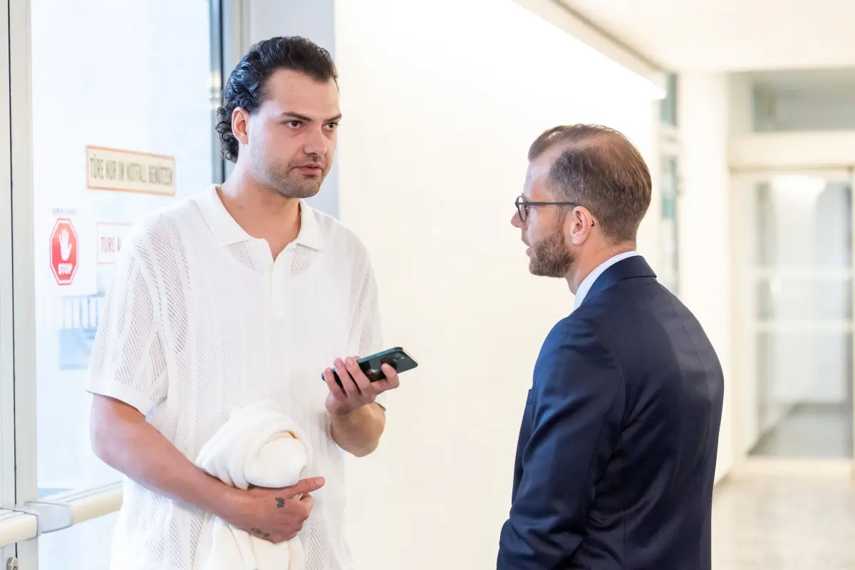 Ochsenknecht im Gespräch mit mit seinem Anwalt