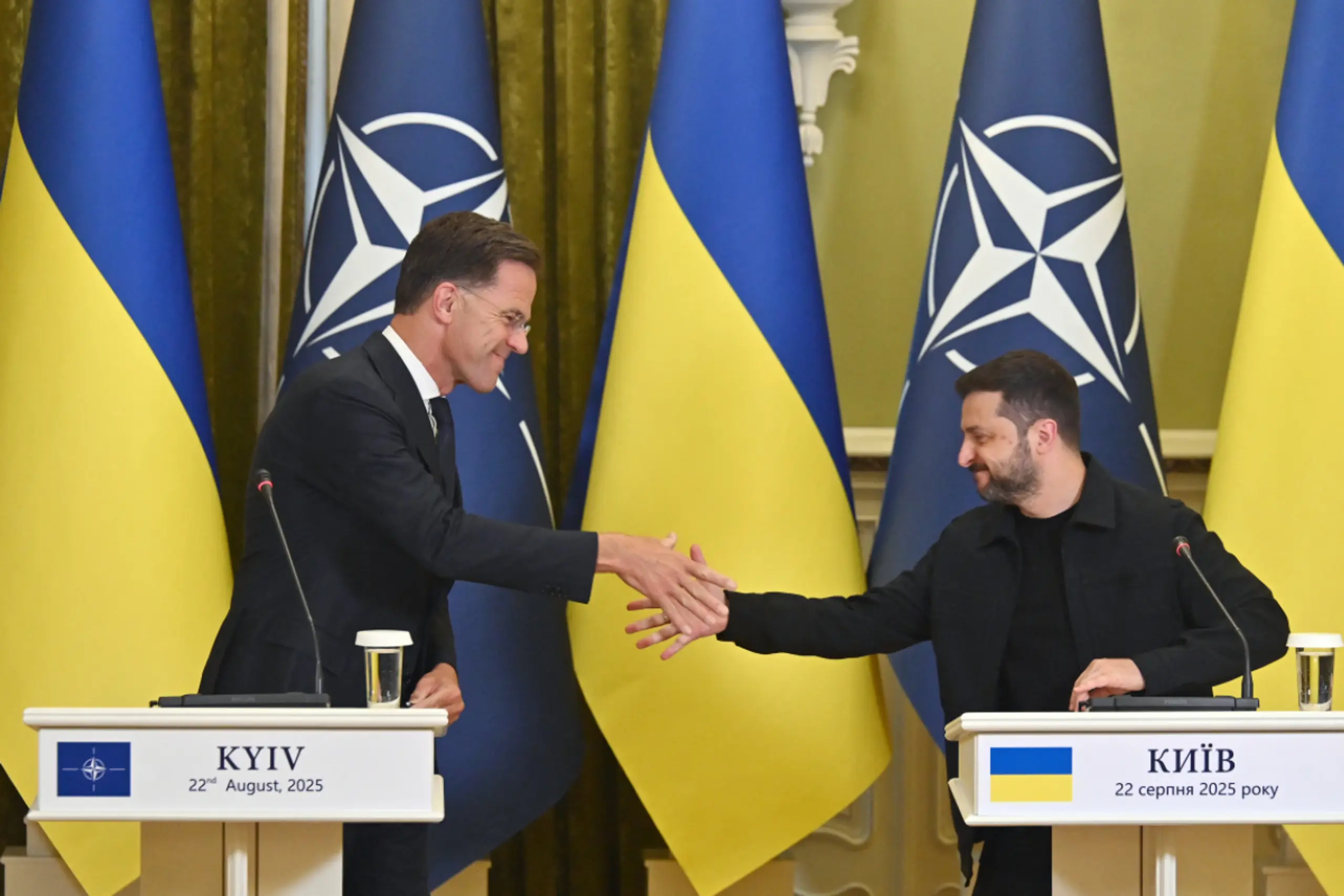 Rutte (l.) bei der gemeinsamen Pressekonferenz mit Selenskyj