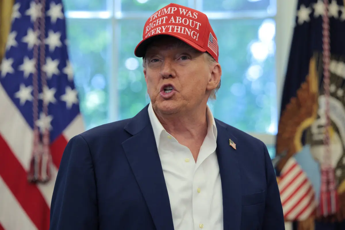 Trump mit einer Kappe mit der Aufschrift "Trump hat in allem Recht"