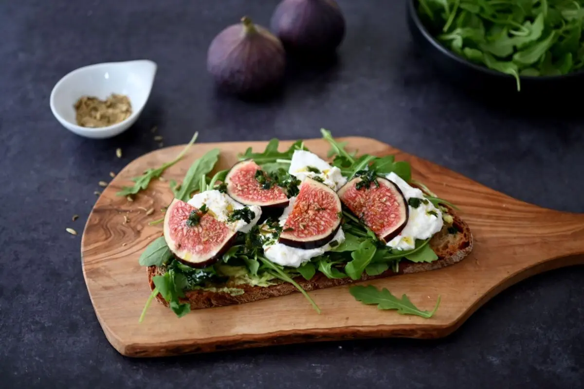 Das Kräuteröl lässt sich hervorragend in Eiswürfelförmchen einfrieren