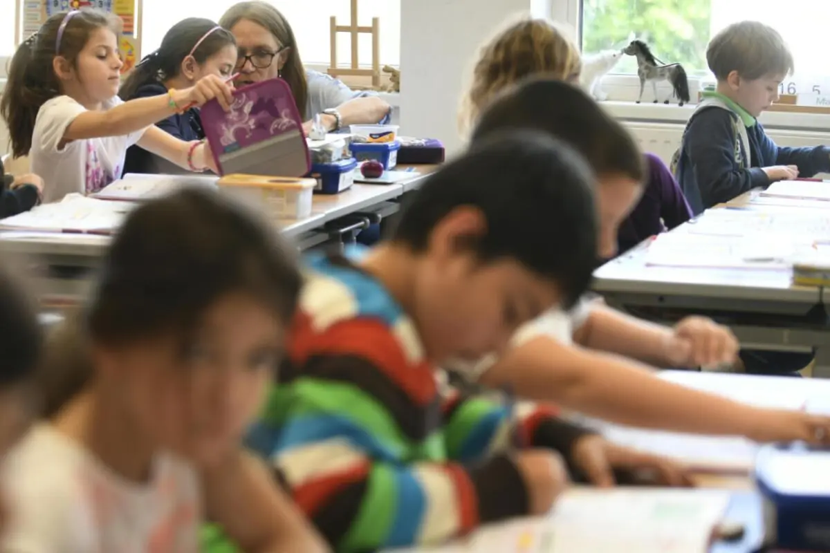 In den Volksschulen gehen die Schülerzahlen schon ab 2026/27 zurück