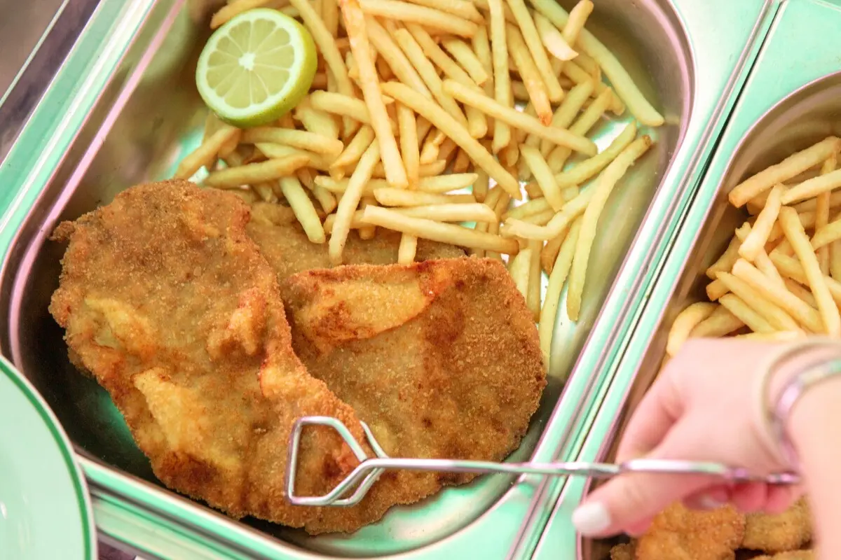 Zuletzt teurere, servierbereite Wiener Schnitzel im Gasthaus (Archiv)